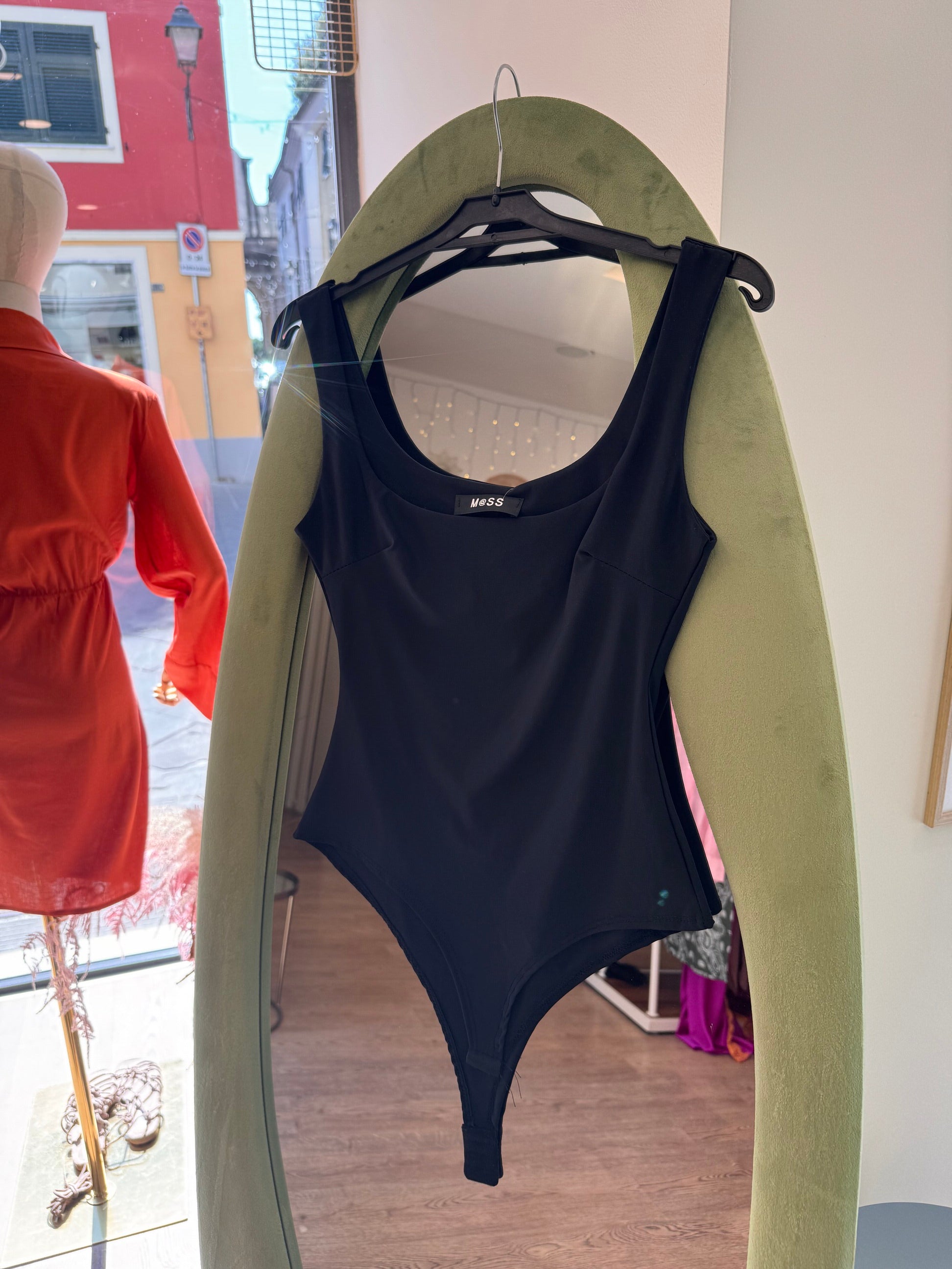 Body basic scollato