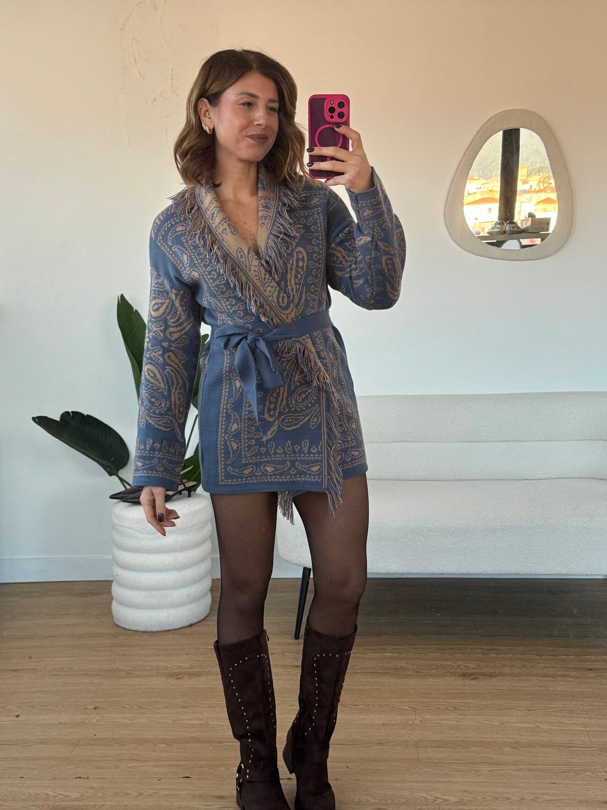 Cardigan con frange e cintura azzurro e beige