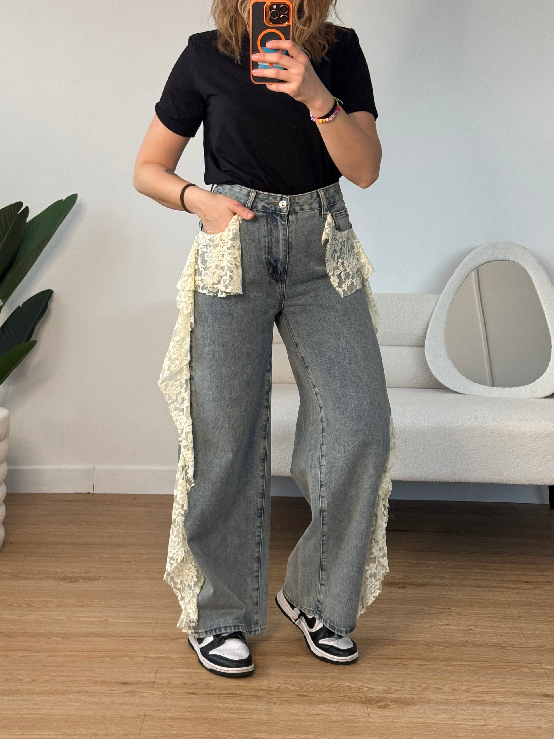 Jeans wide leg con inserti in pizzo