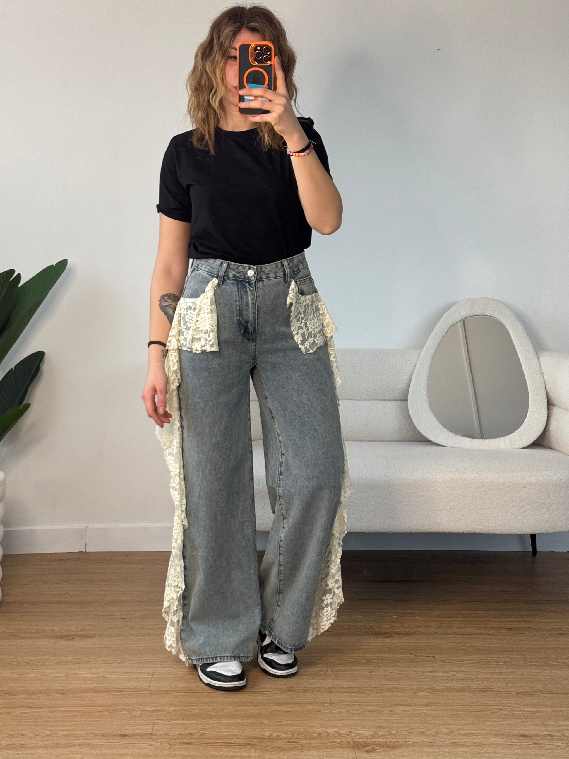 Jeans wide leg con inserti in pizzo