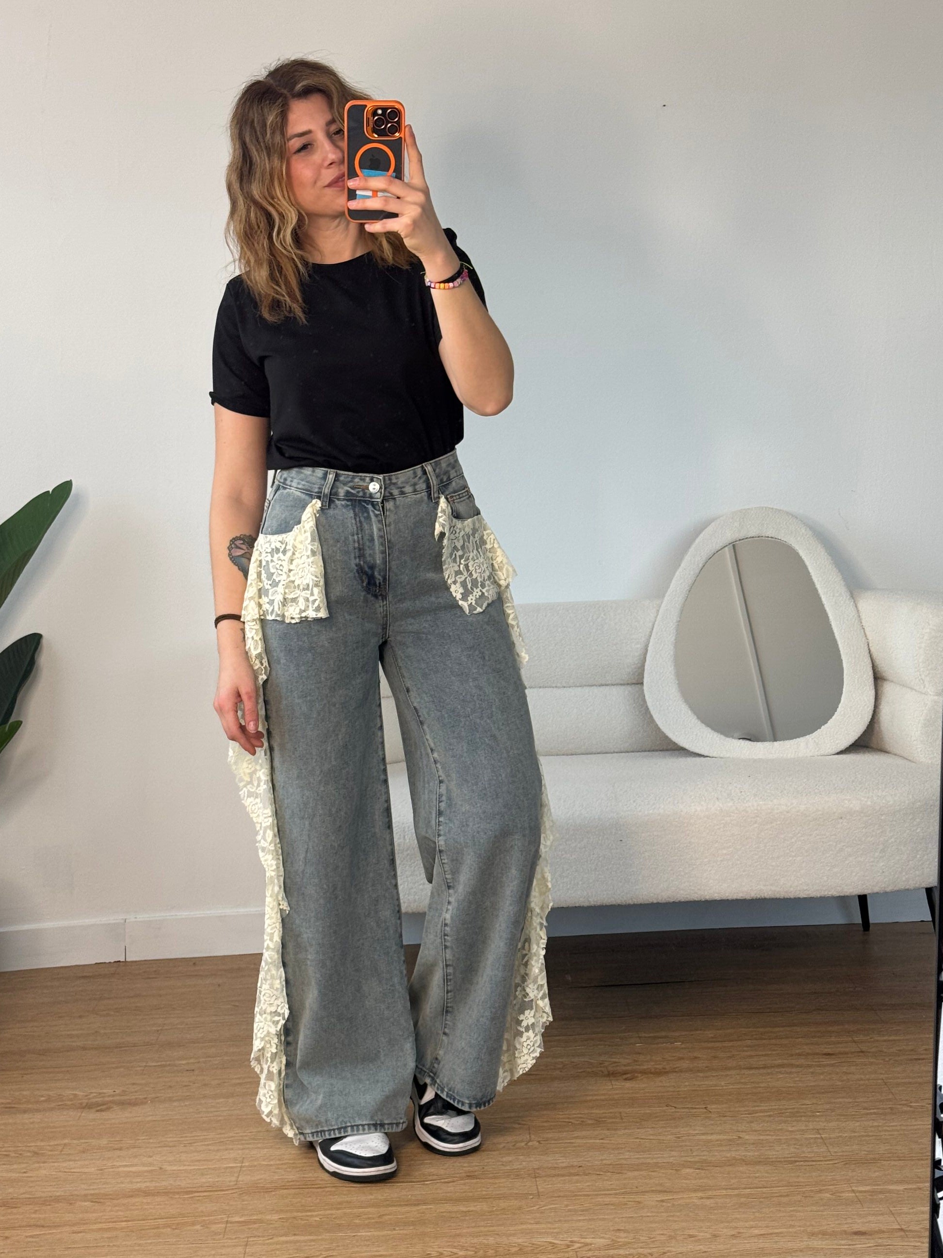 Jeans wide leg con inserti in pizzo