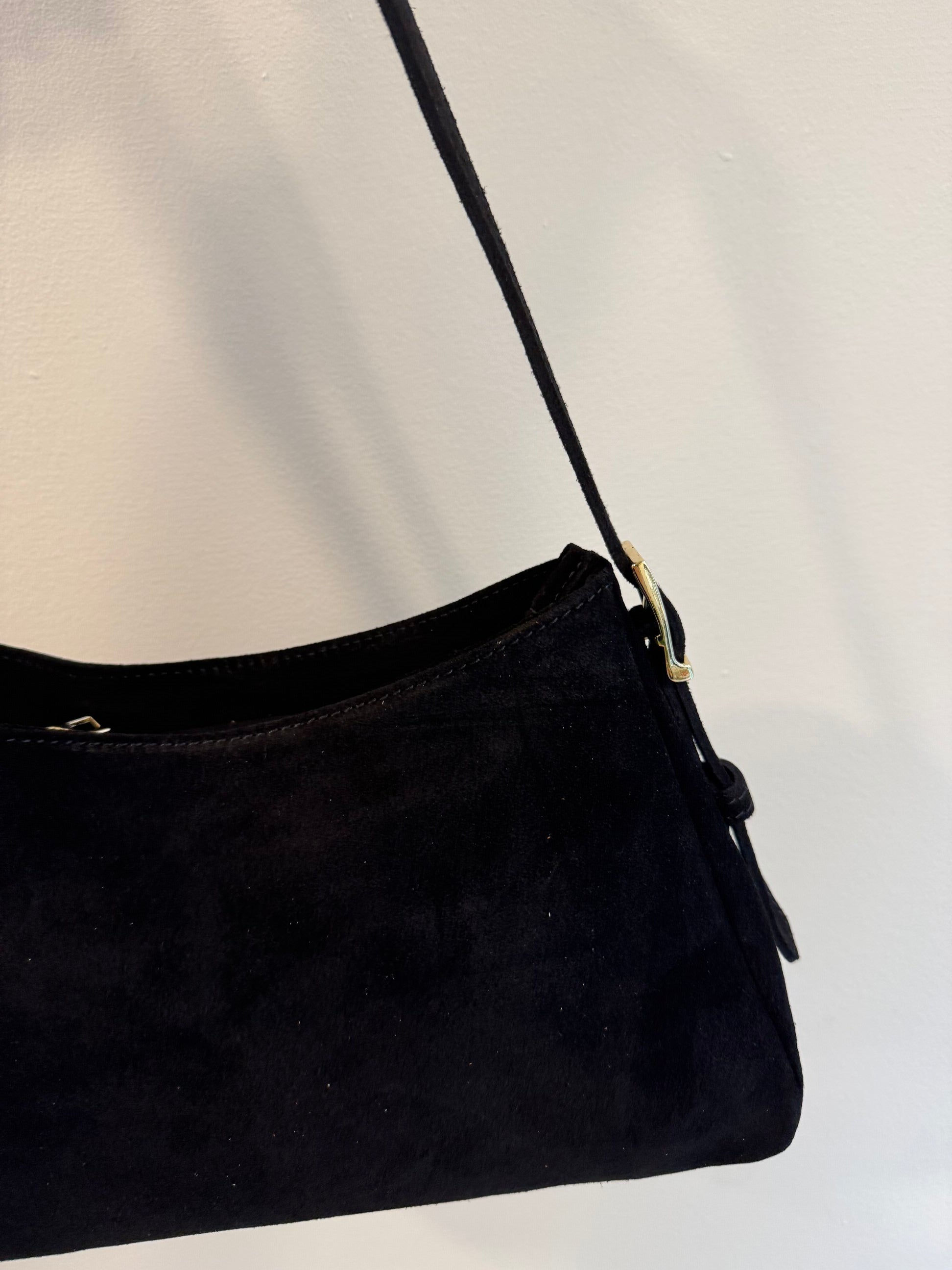 Borsa scamosciata con fibbie laterali tracolla regolabile