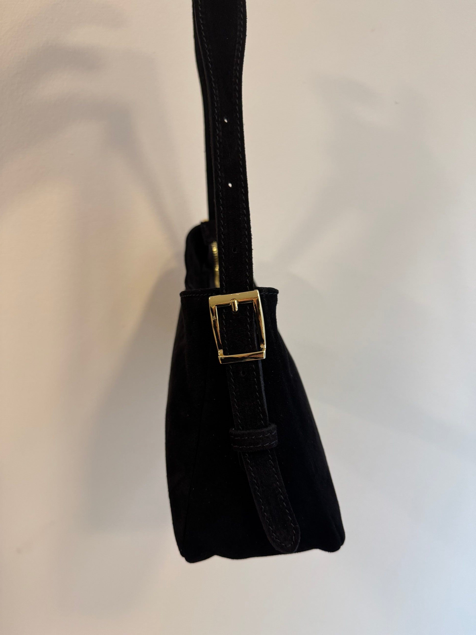 Borsa scamosciata con fibbie laterali tracolla regolabile