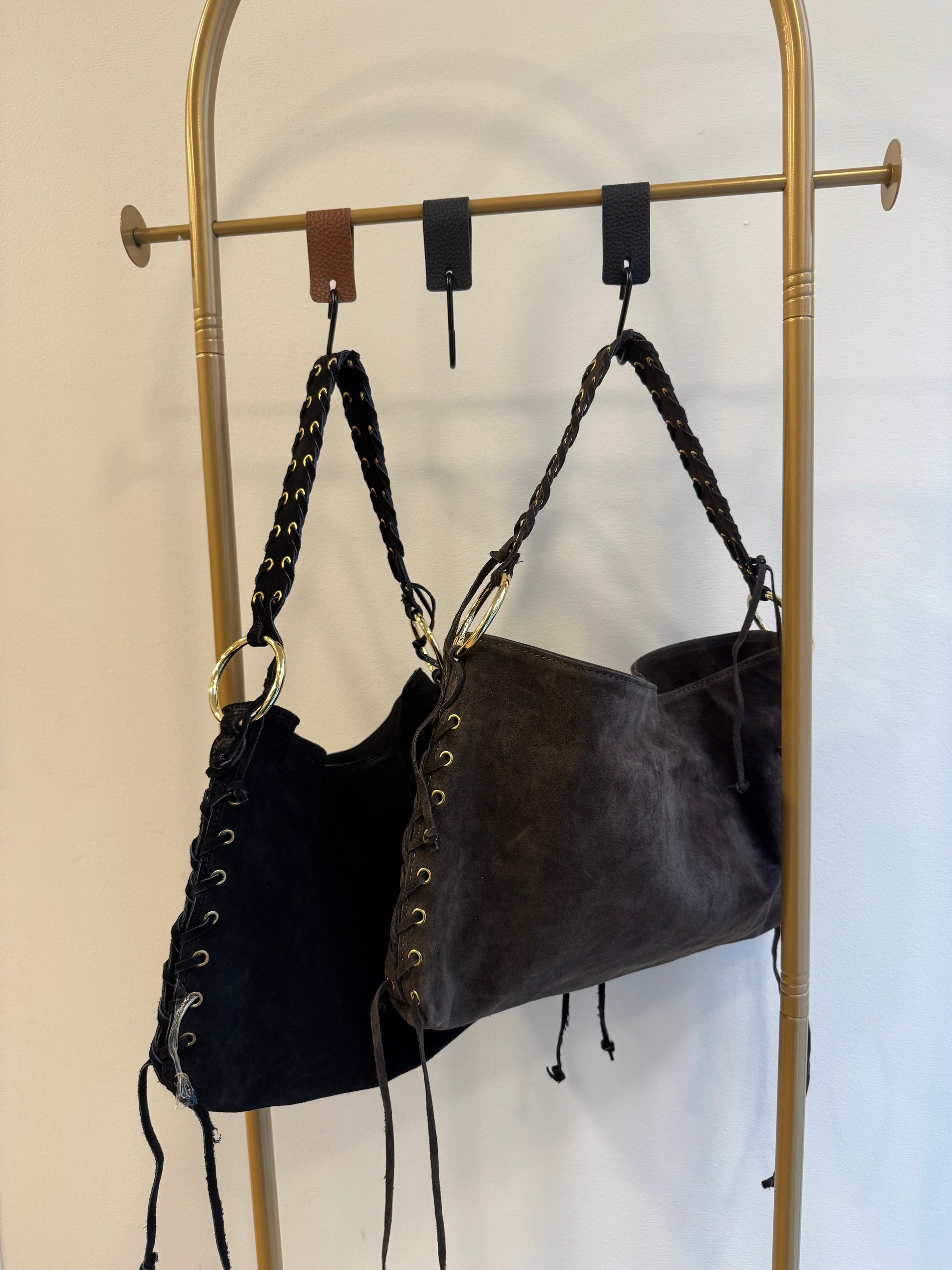 Borsa scamosciata con lacci intrecciati