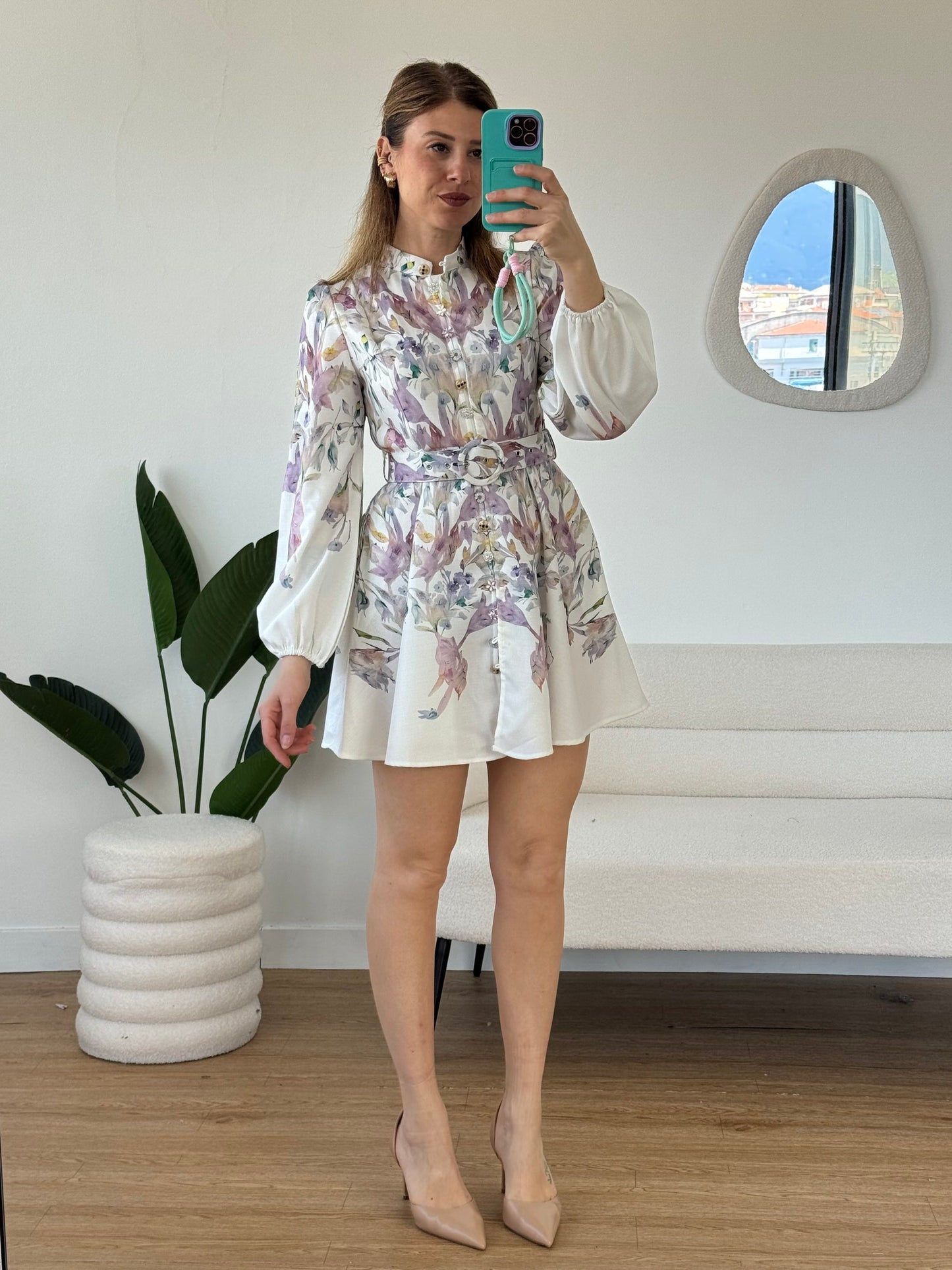 Abito a fiori lilla con bottoni gioiello