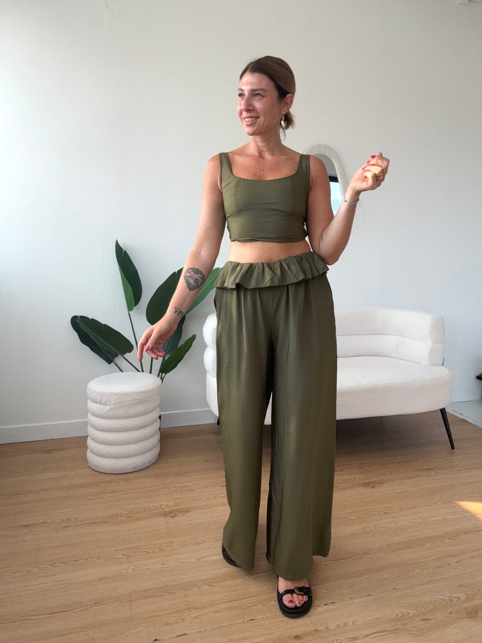 Completo con pantaloni a palazzo con mini balza