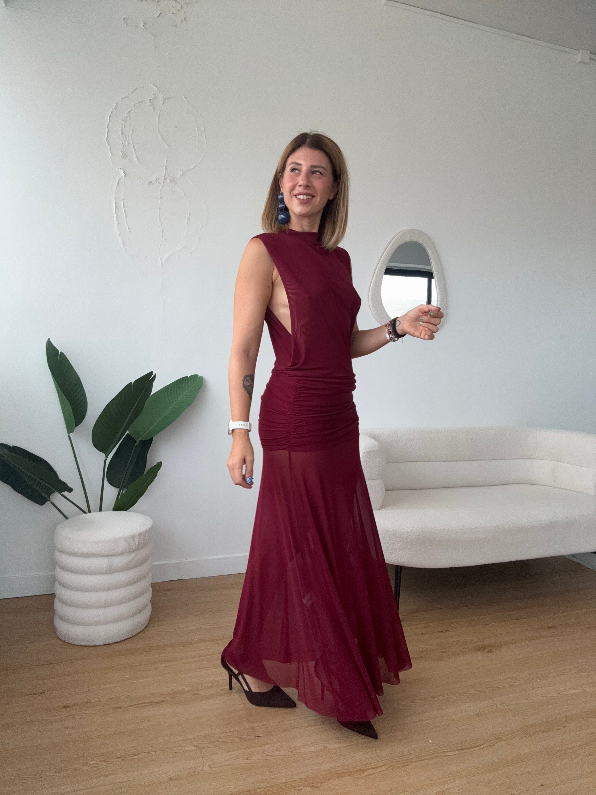 Abito lungo in tulle con scollatura laterale
