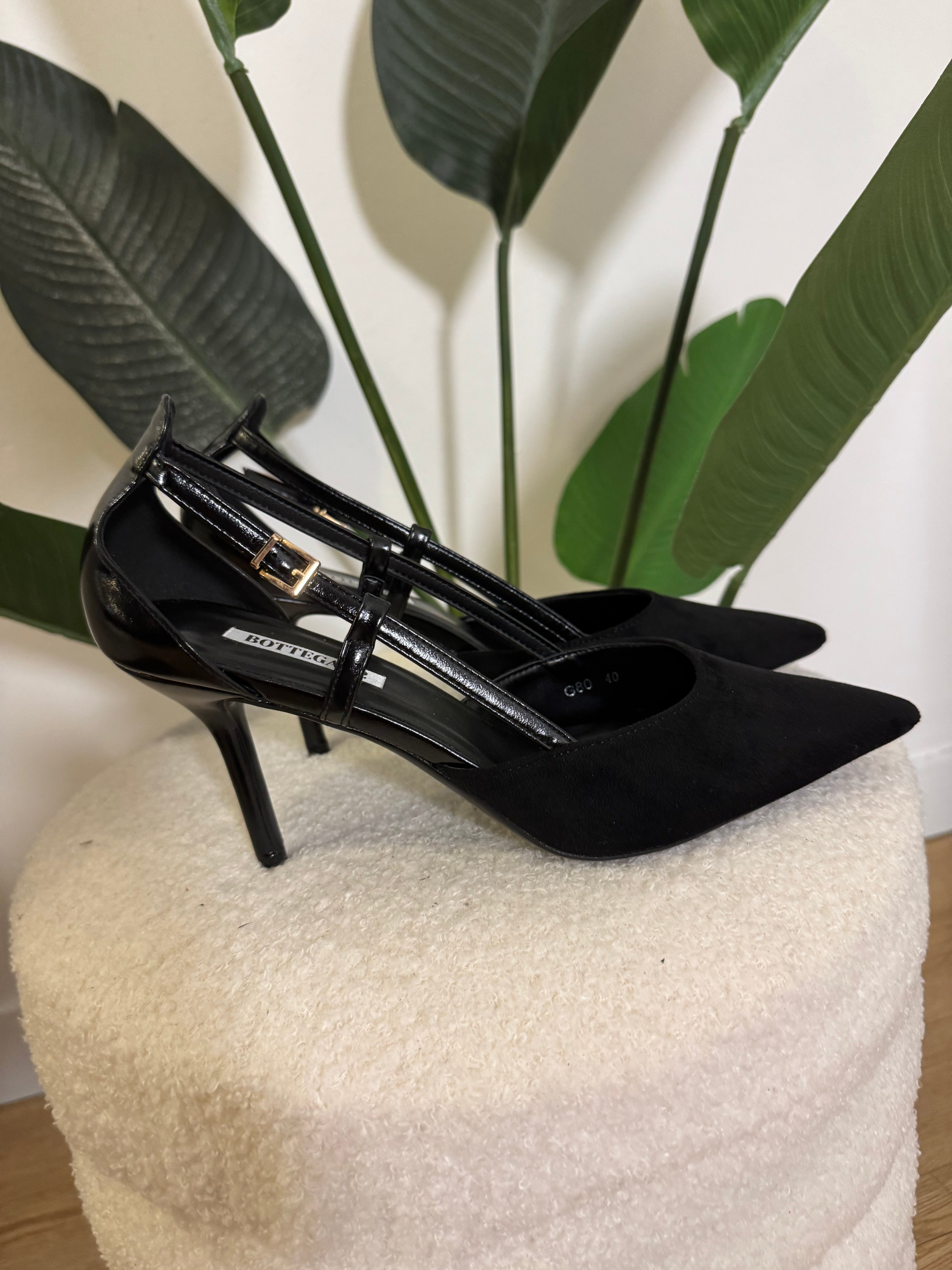 Decolletè scamosciato con cinturino