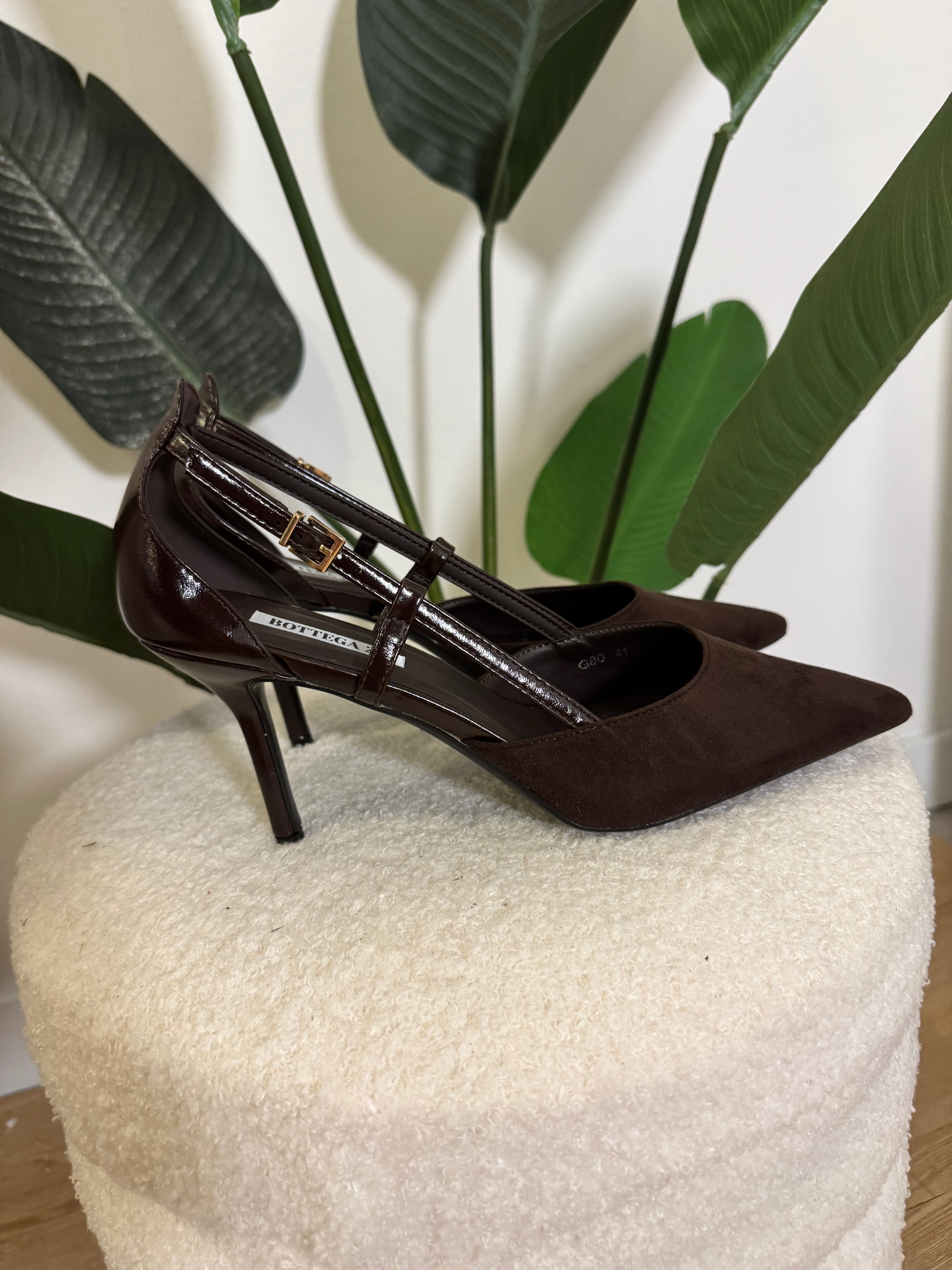 Decolletè scamosciato con cinturino