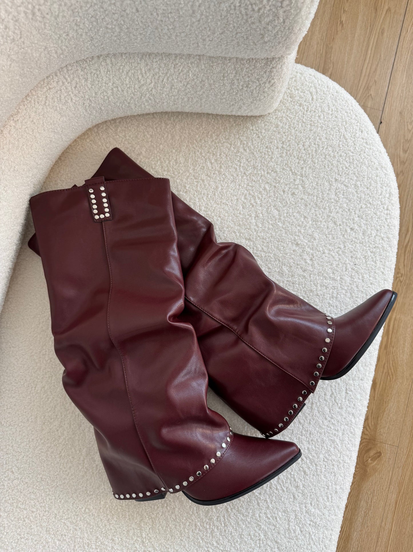 Stivale bordeaux con micro borchie argento