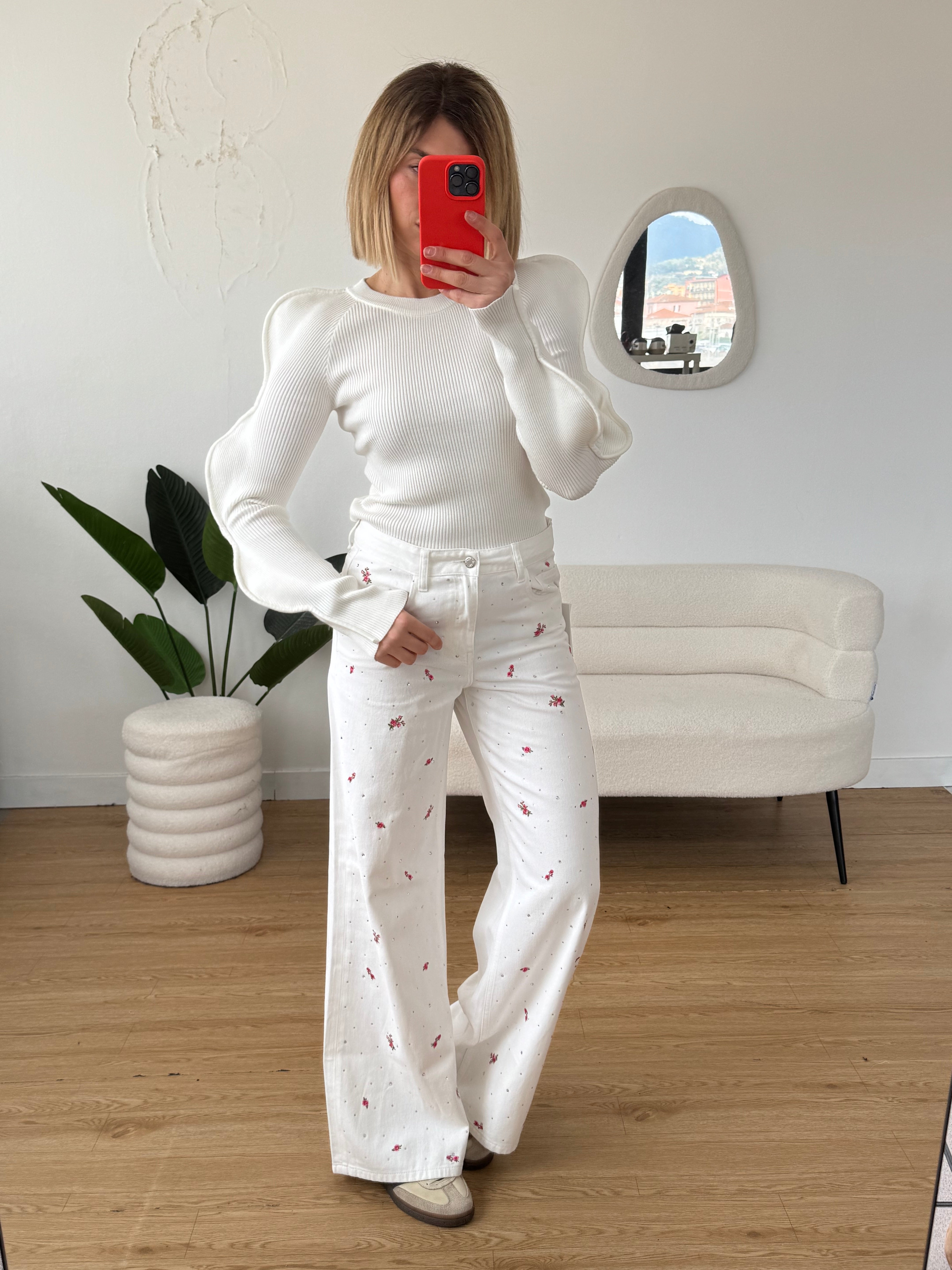 Jeans bianco wide leg con fiori e strass