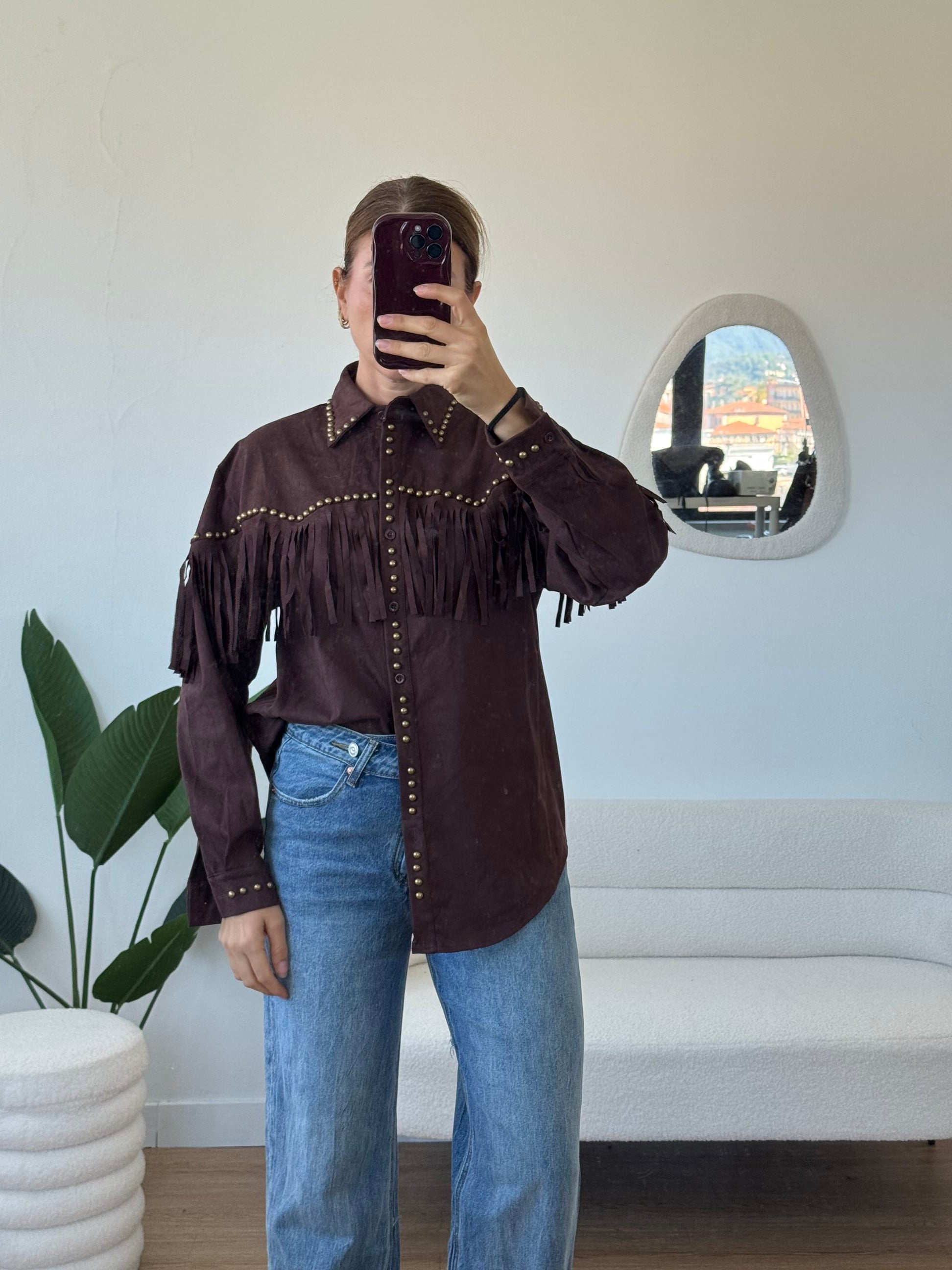 Camicia scamosciata con frange e borchie dorate