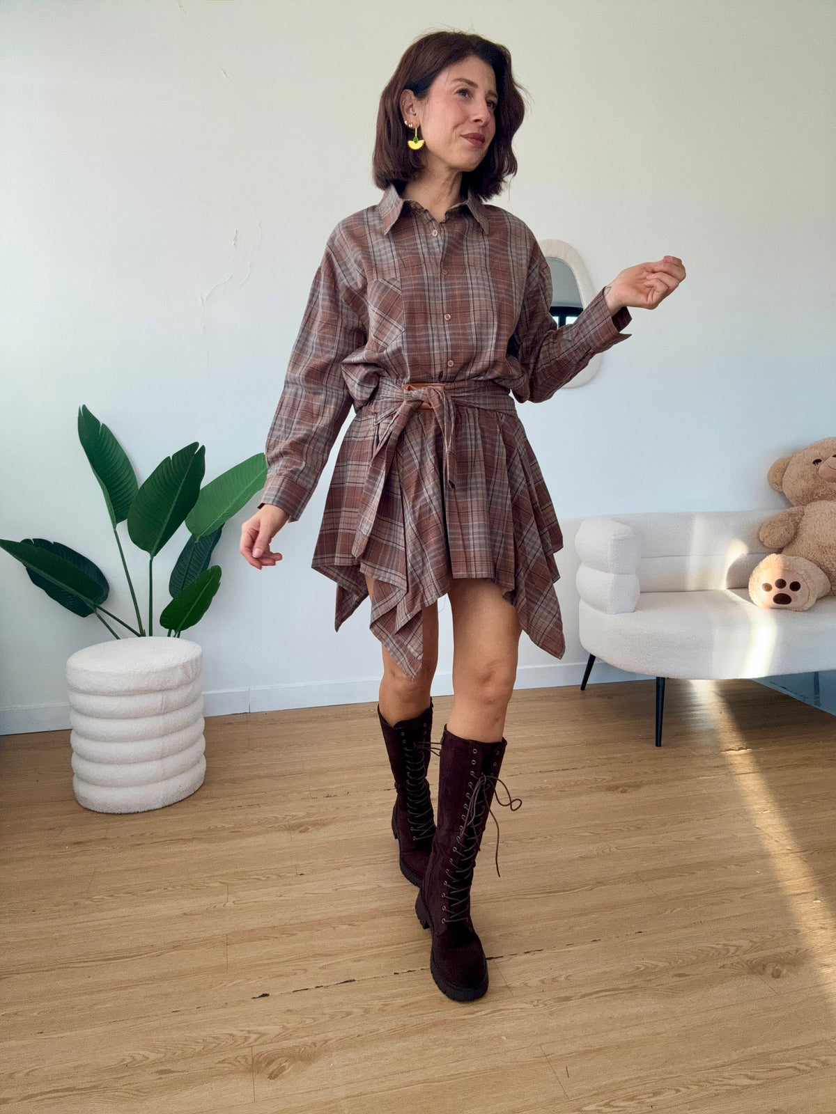 Completo con gonna a quadri con shorts e camicia oversize