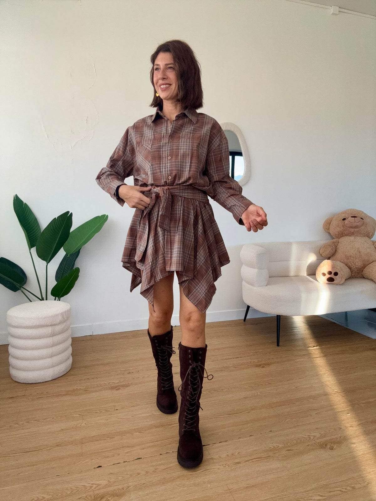 Completo con gonna a quadri con shorts e camicia oversize