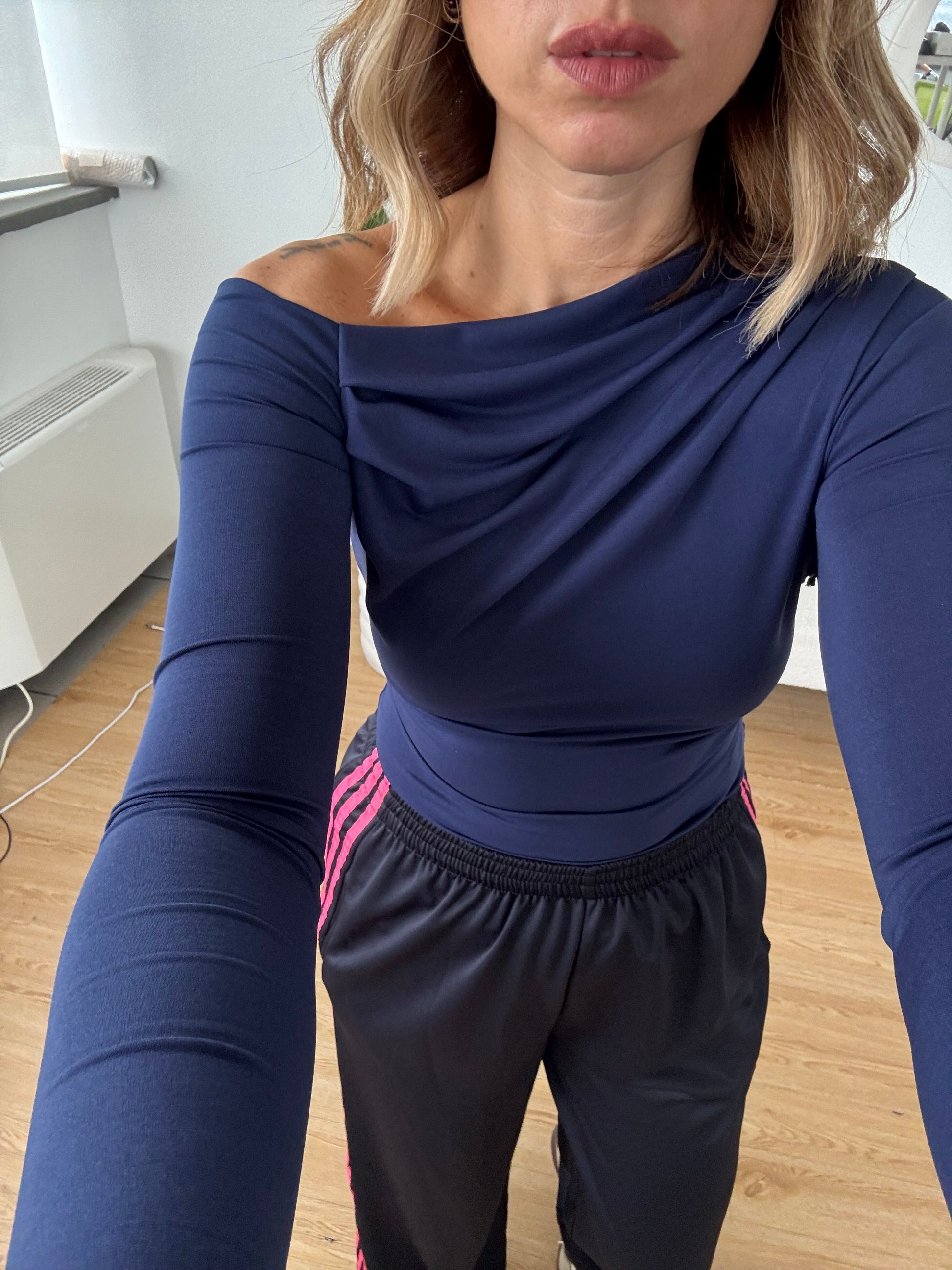 Maglia kim scollo asimmetrico con guantino