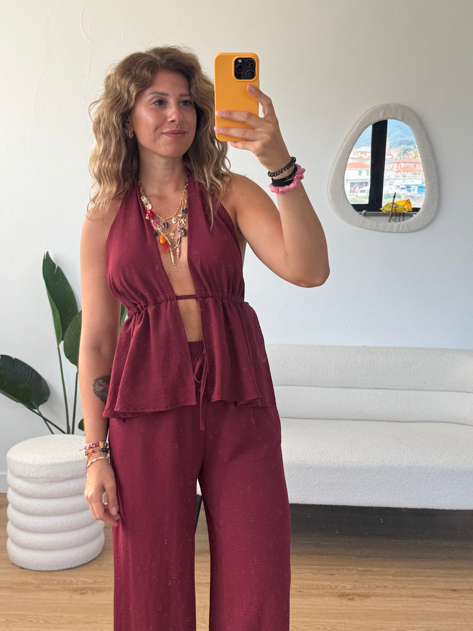 Completo top scollo halter e aperture