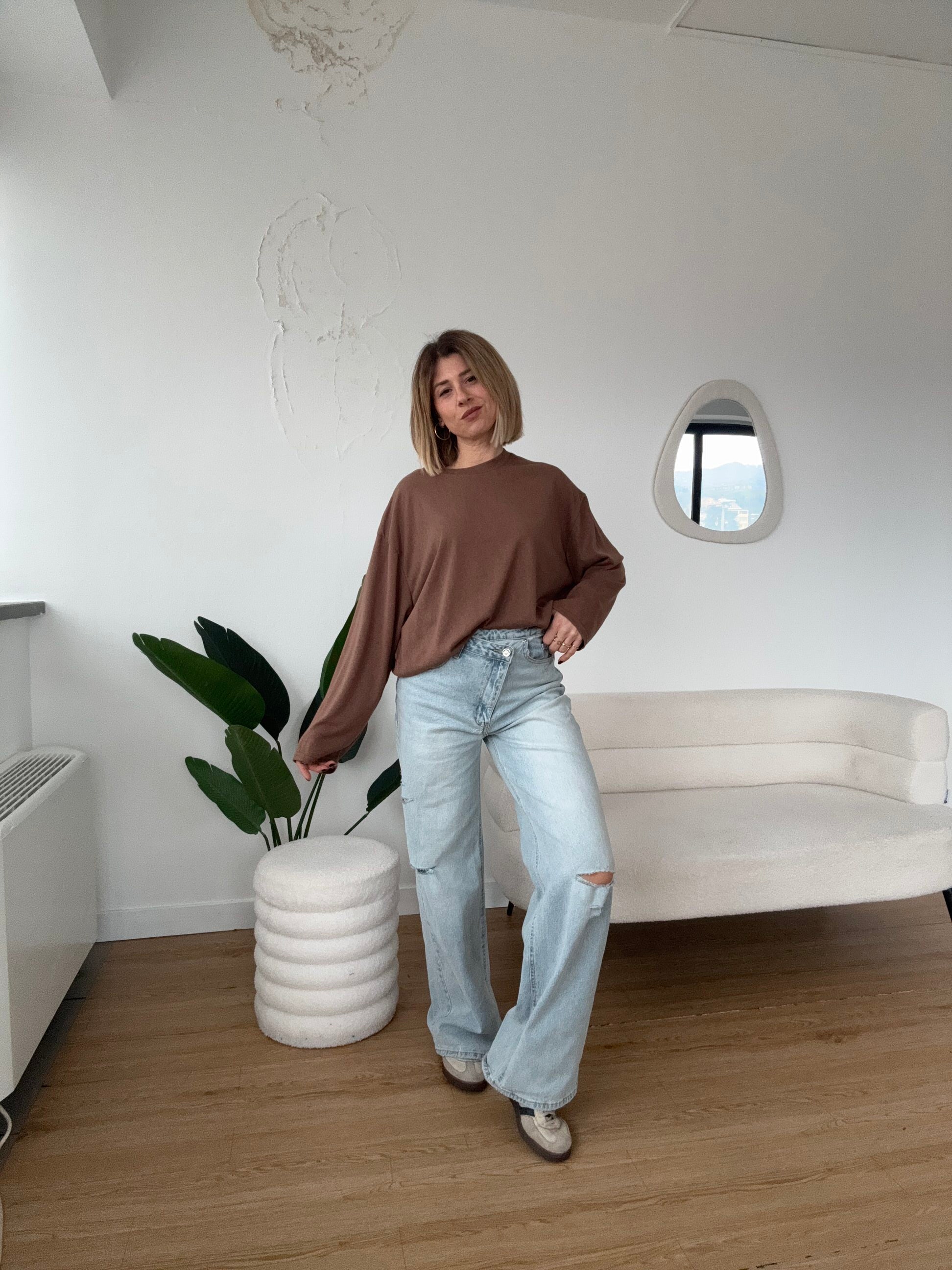 Jeans chiusura asimmetrica wide leg lavaggio chiaro con strappi
