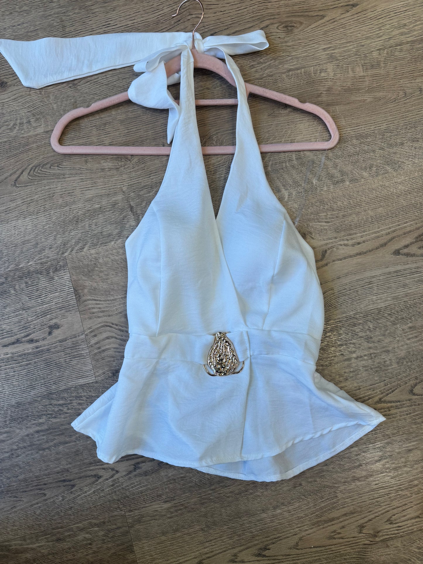 Top scollo americano con fibbia dorata