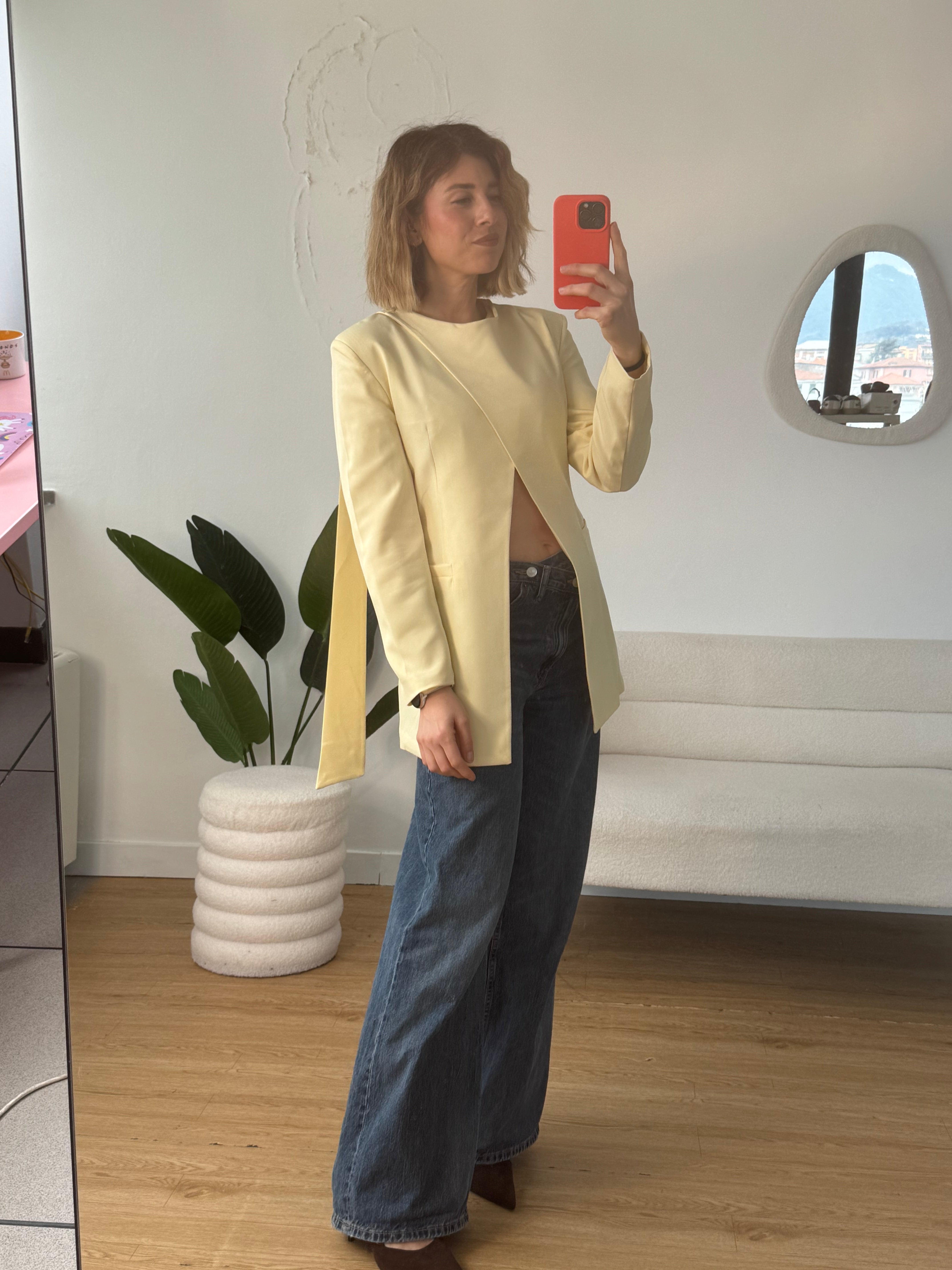 Blazer con spalline e spacco frontale