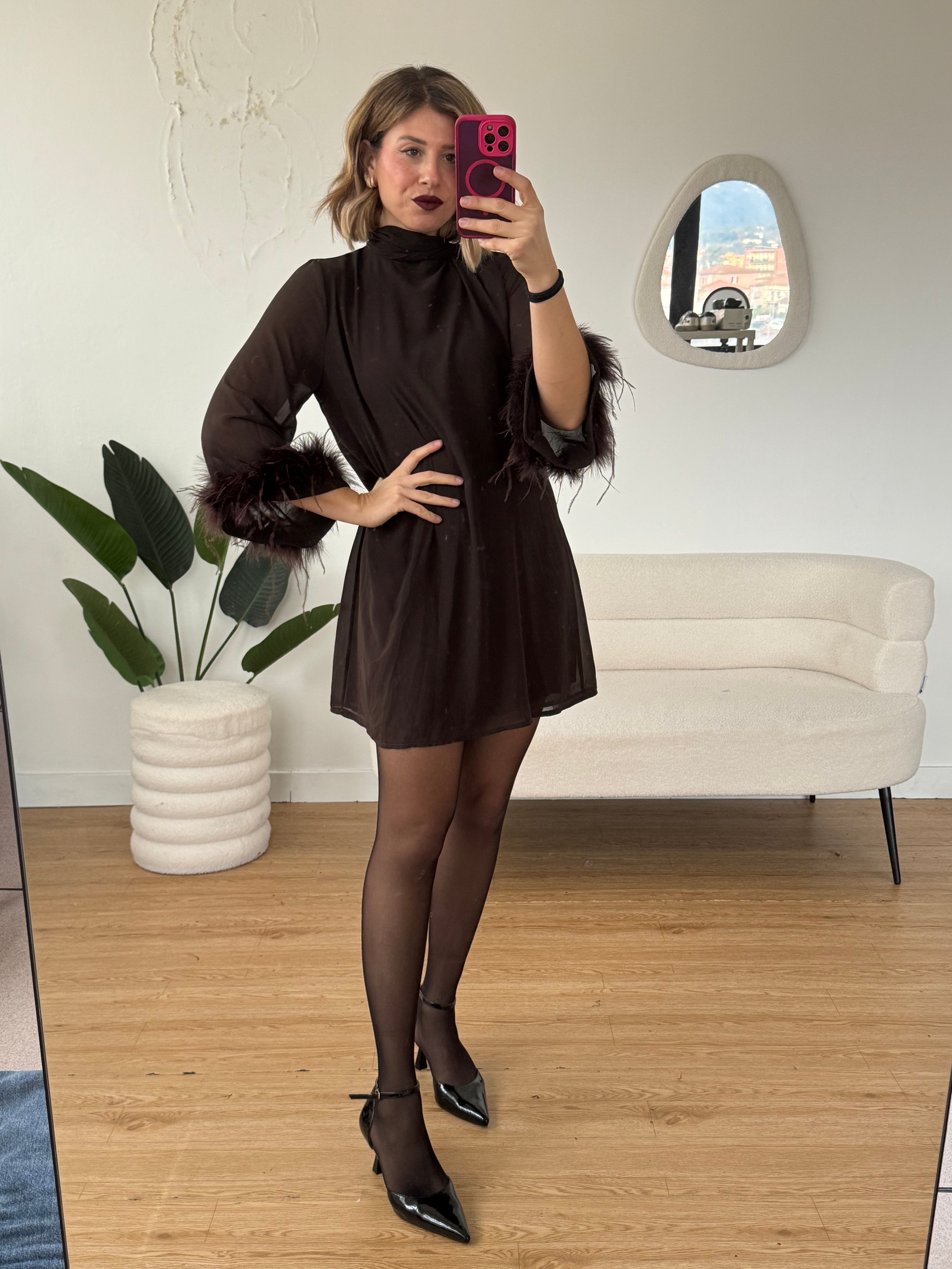 Abito scampanato con piume