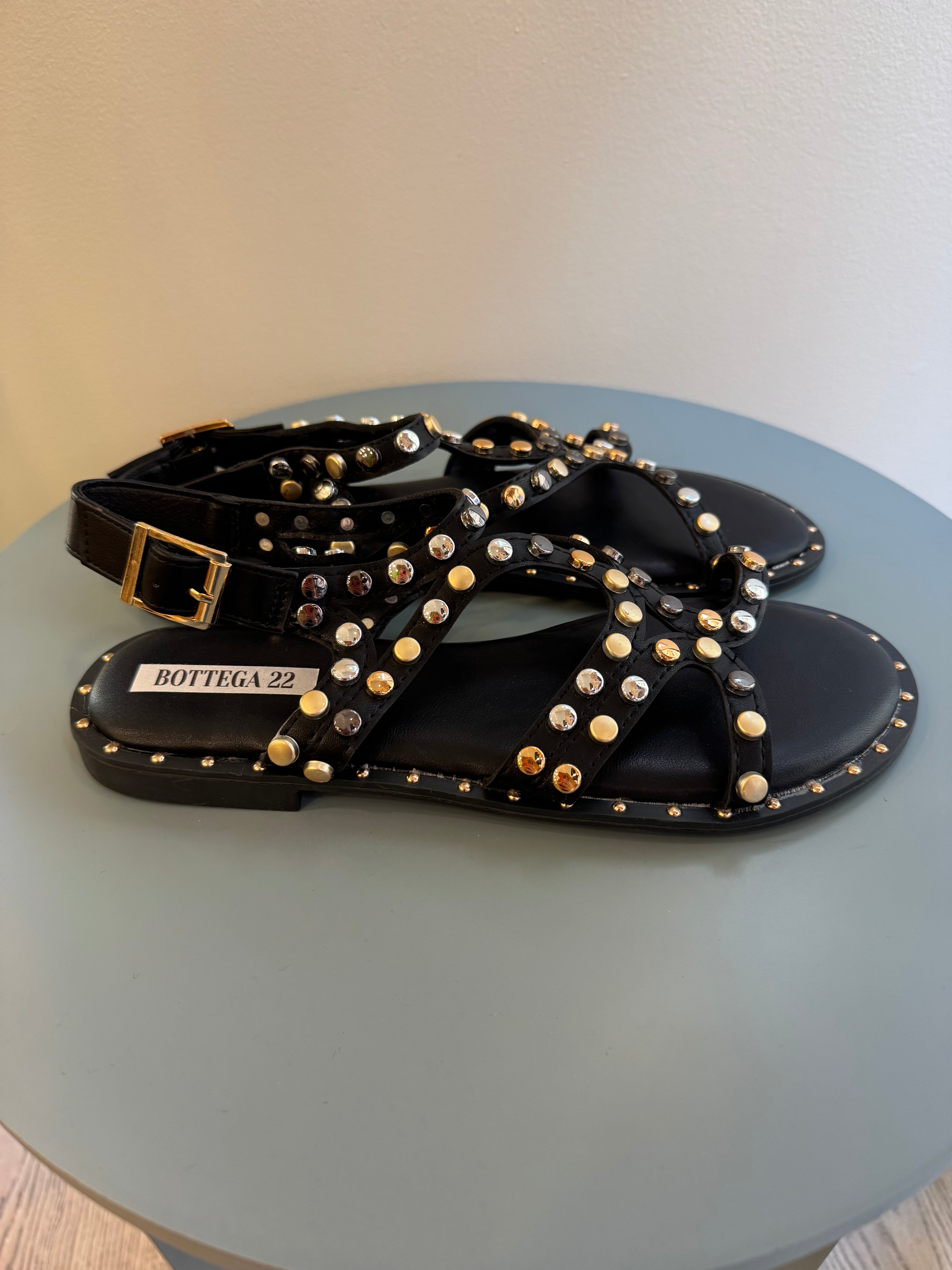 Sandalo basso borchiette oro argento