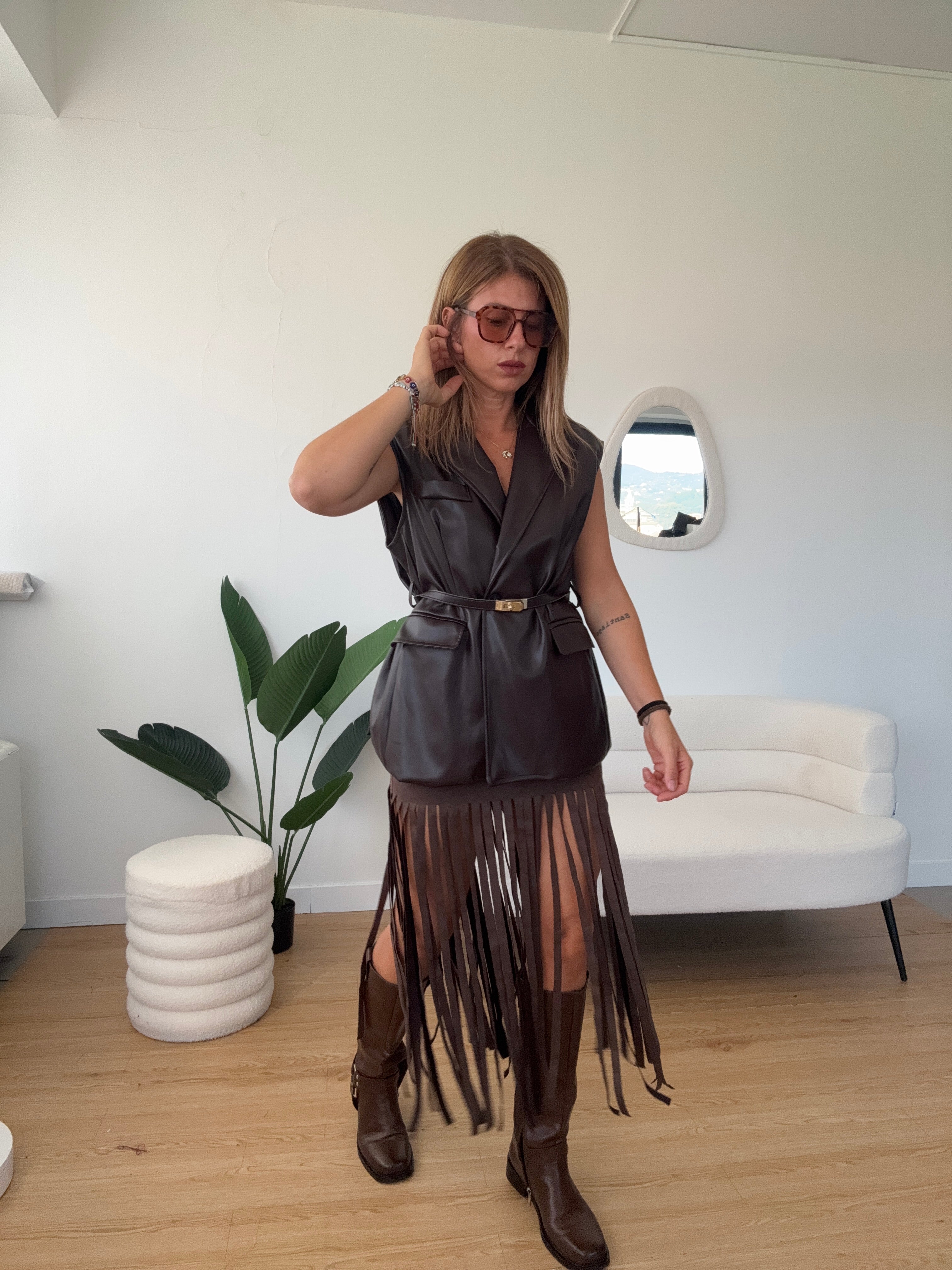 Maxi gilet ecopelle con cintura dorata