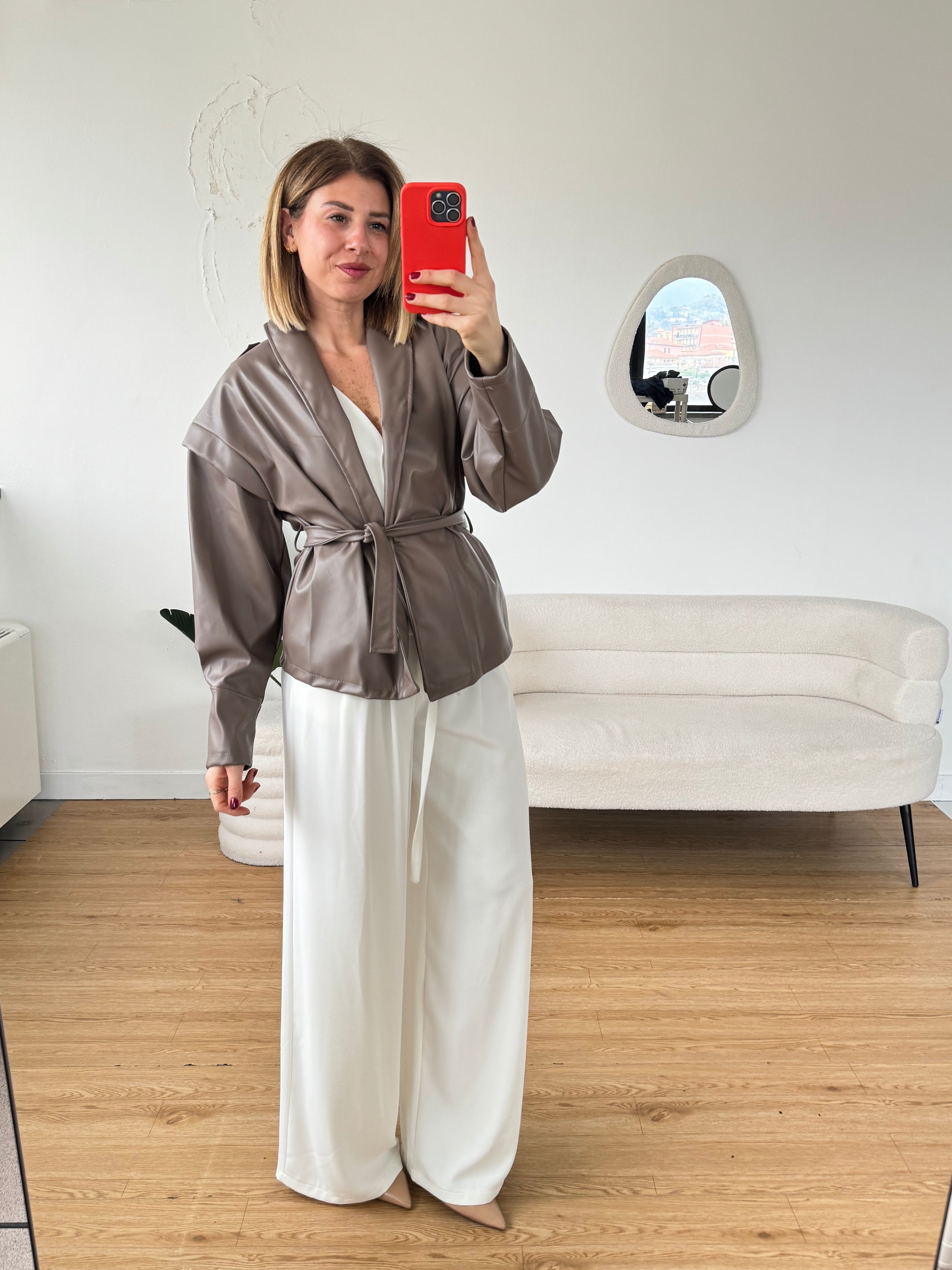 Giacca ecopelle con cintura dettaglio bottone