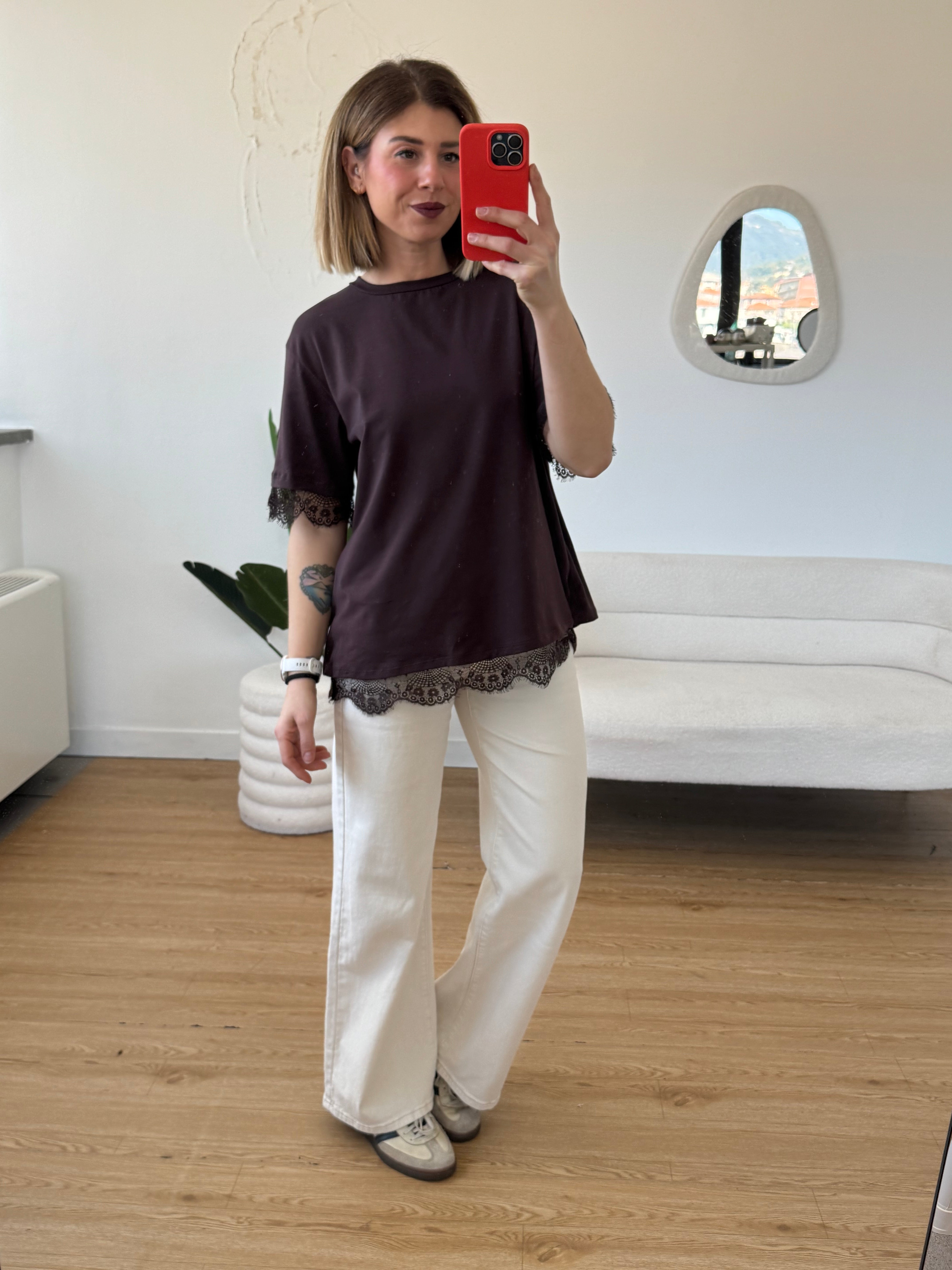 Maglia basica mezze maniche con spacco in pizzo sul retro