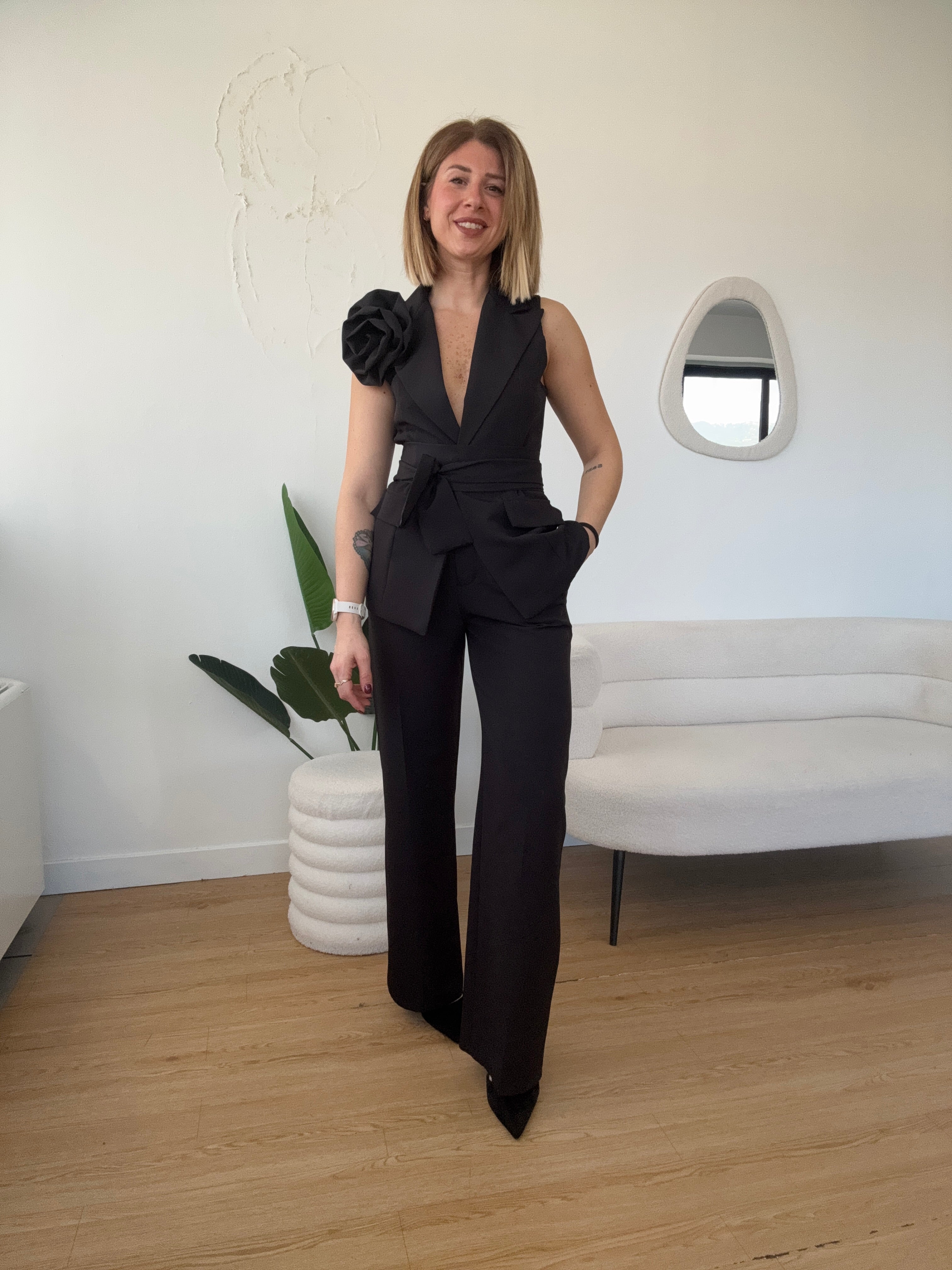 Tailleur gilet con spilla a fiore