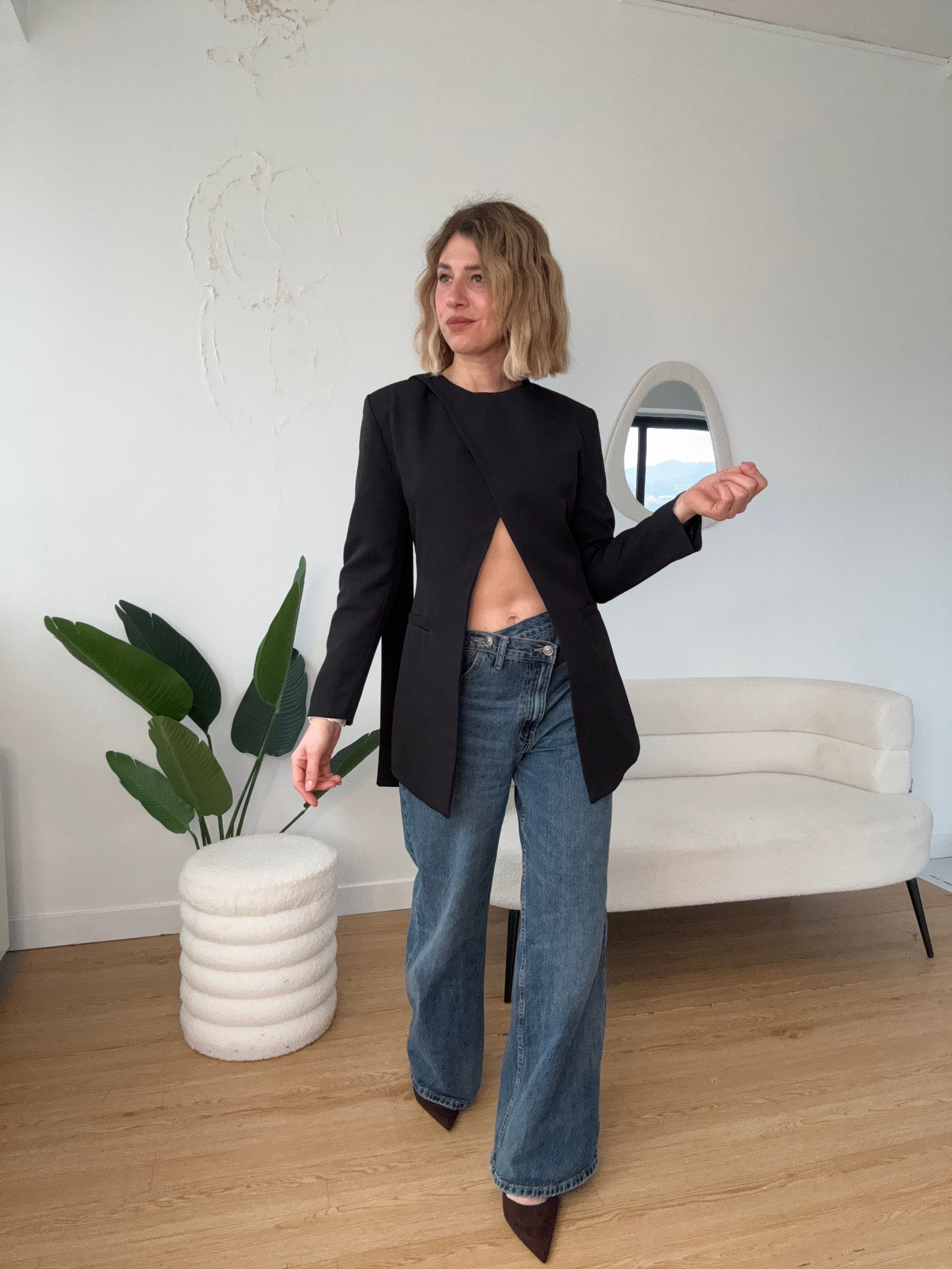 Blazer con spalline e spacco frontale