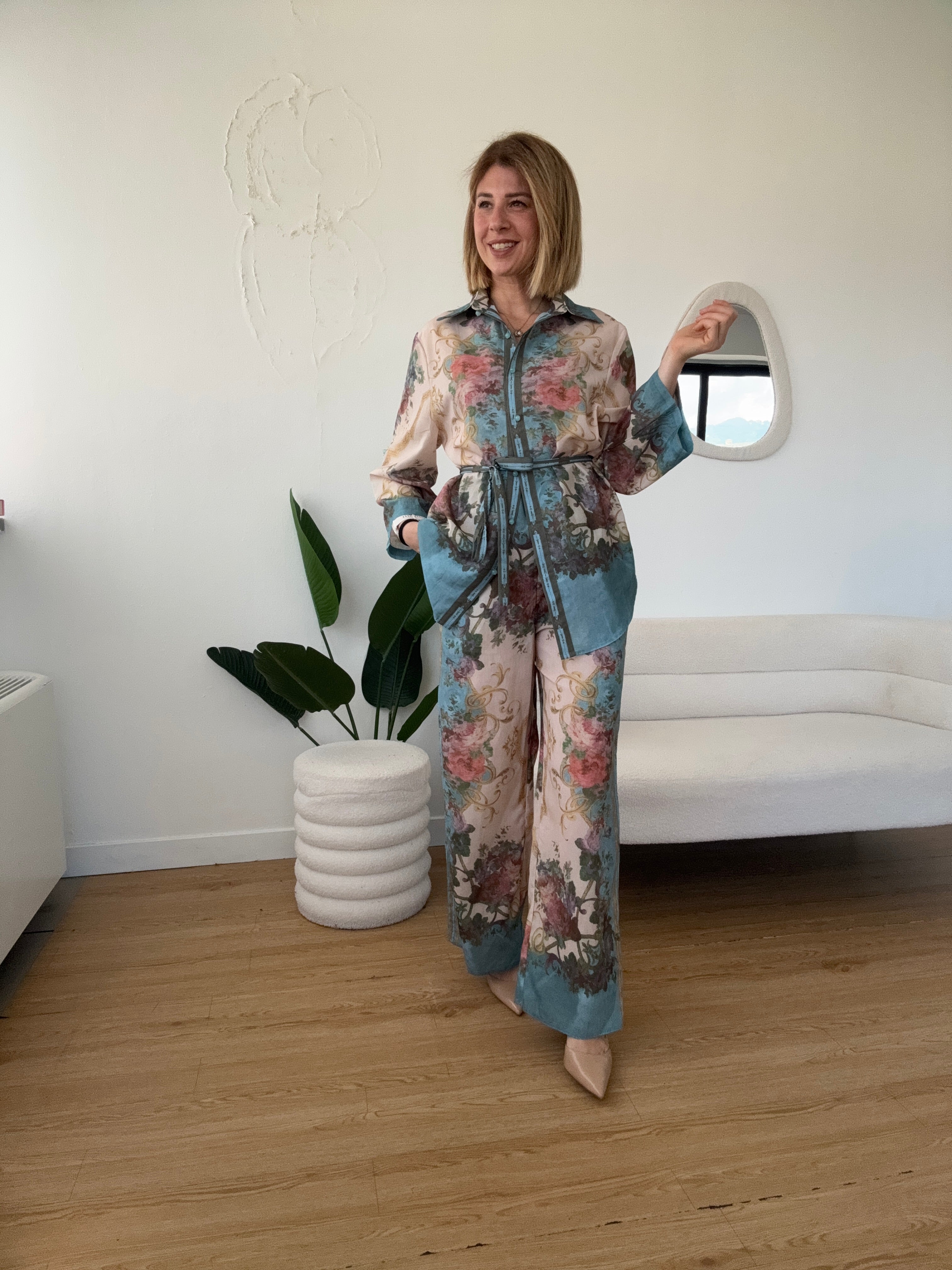 Completo stampa fiori camicia e pantaloni a palazzo