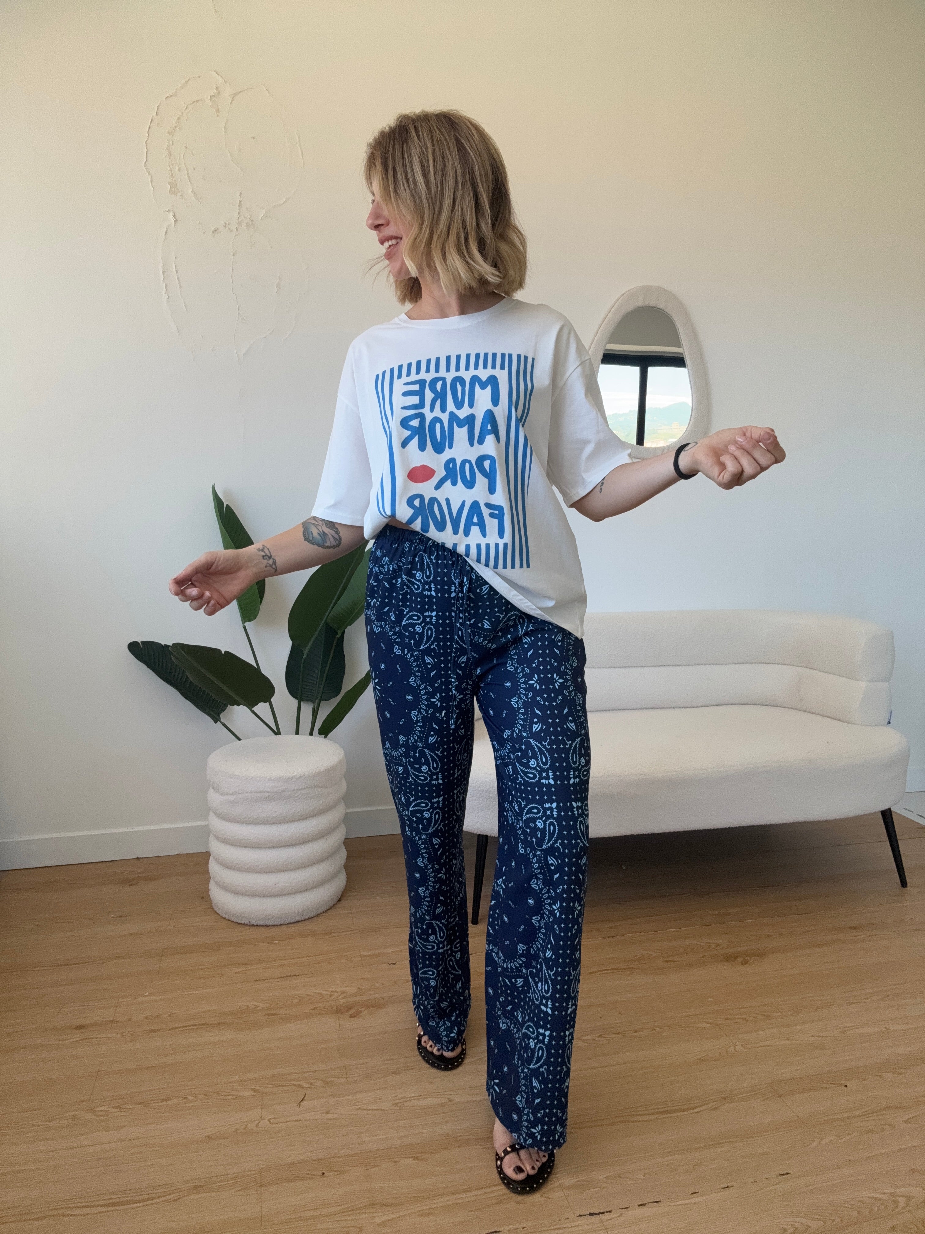 T-shirt oversize "mas amor por favor"