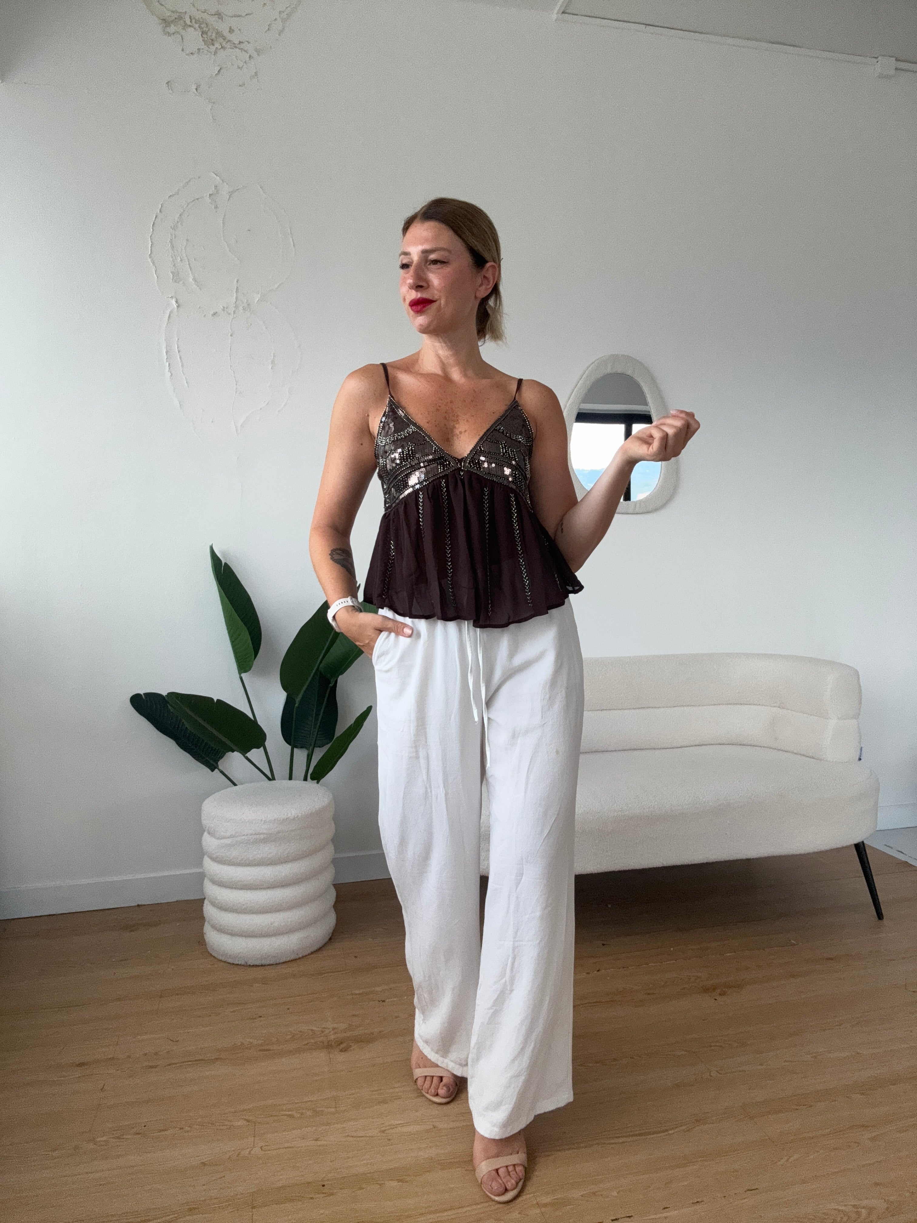 Top con balza e paillettes