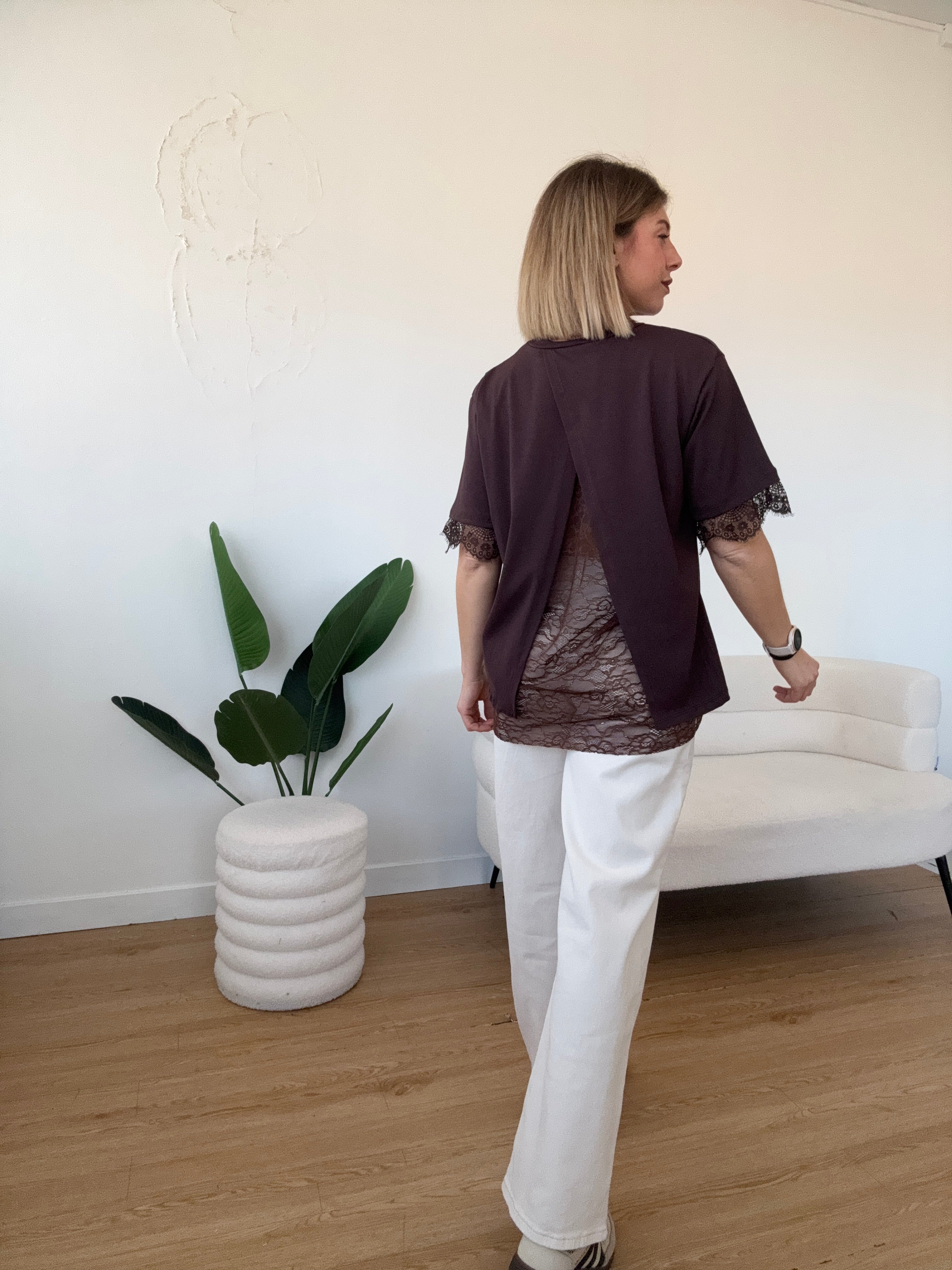 Maglia basica mezze maniche con spacco in pizzo sul retro