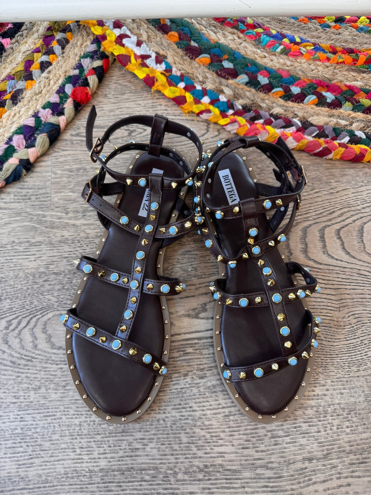 Sandalo basso marrone con borchie azzurre - GGlam