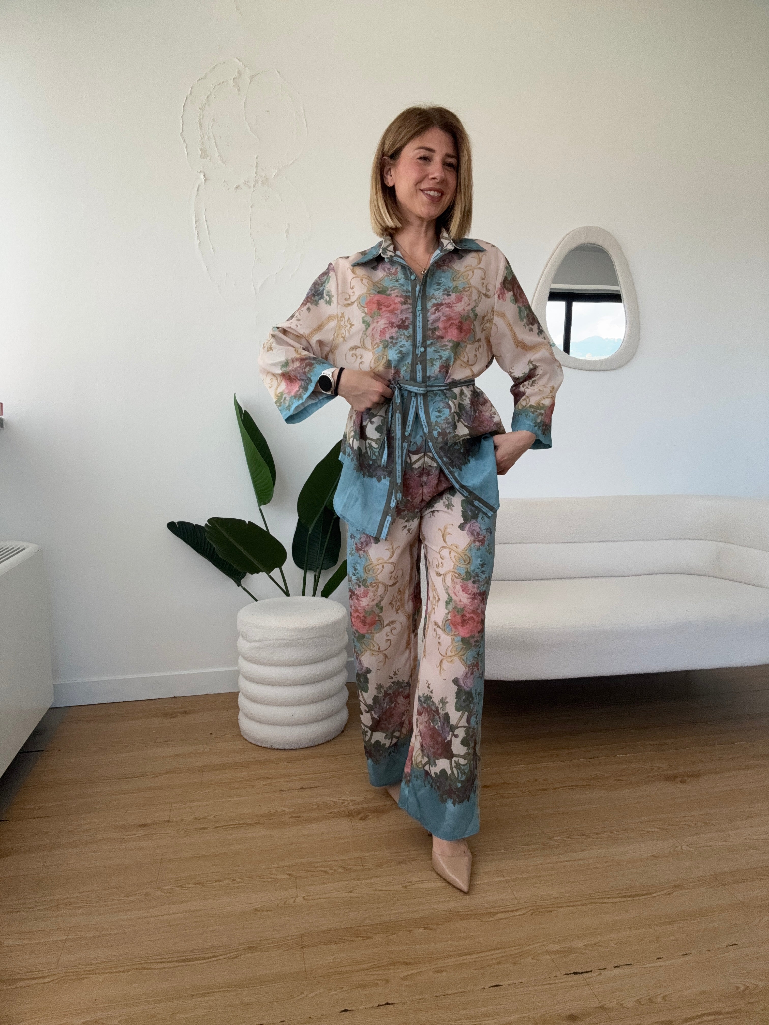 Completo stampa fiori camicia e pantaloni a palazzo