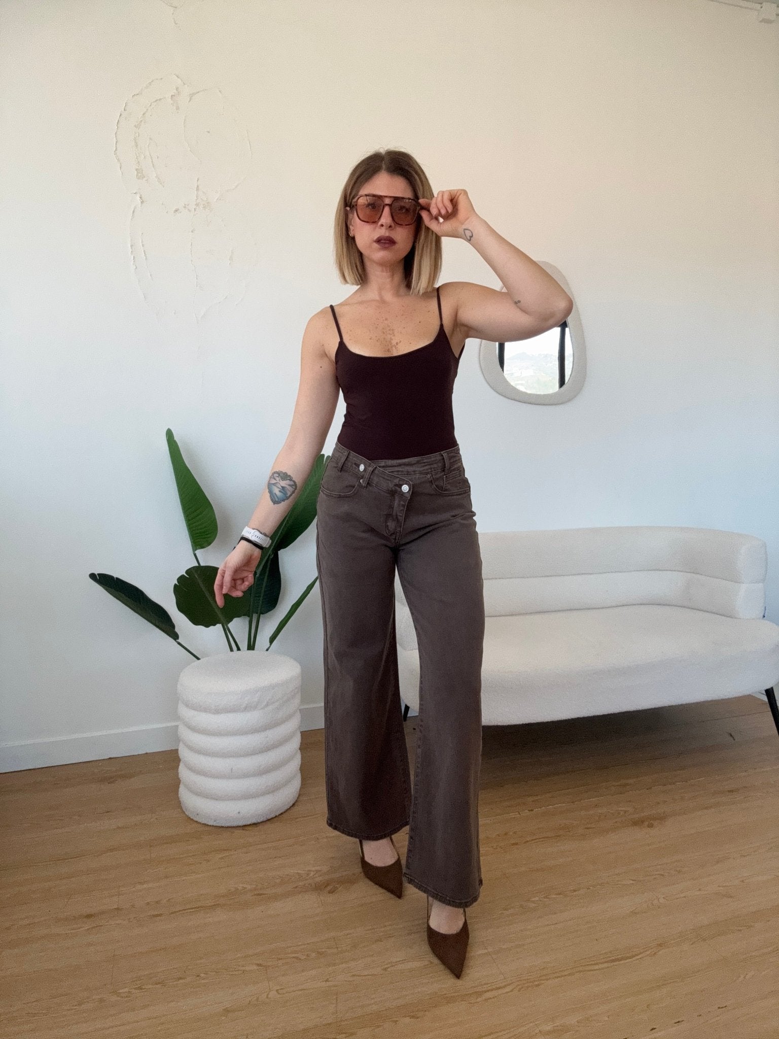 Jeans wide leg con chiusura asimmetrica marrone - G.Glamour