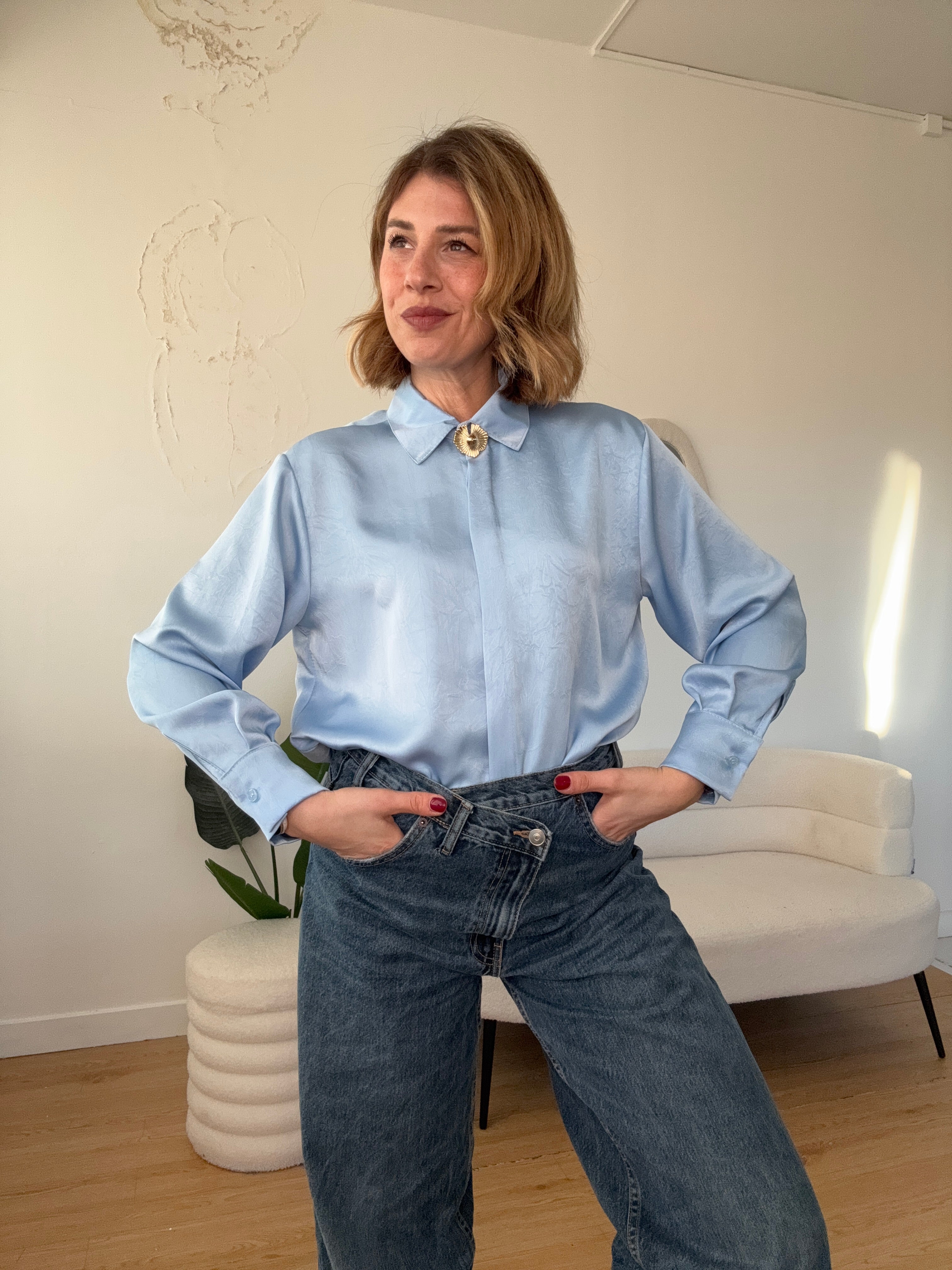 Camicia effetto seta con spilla dorata