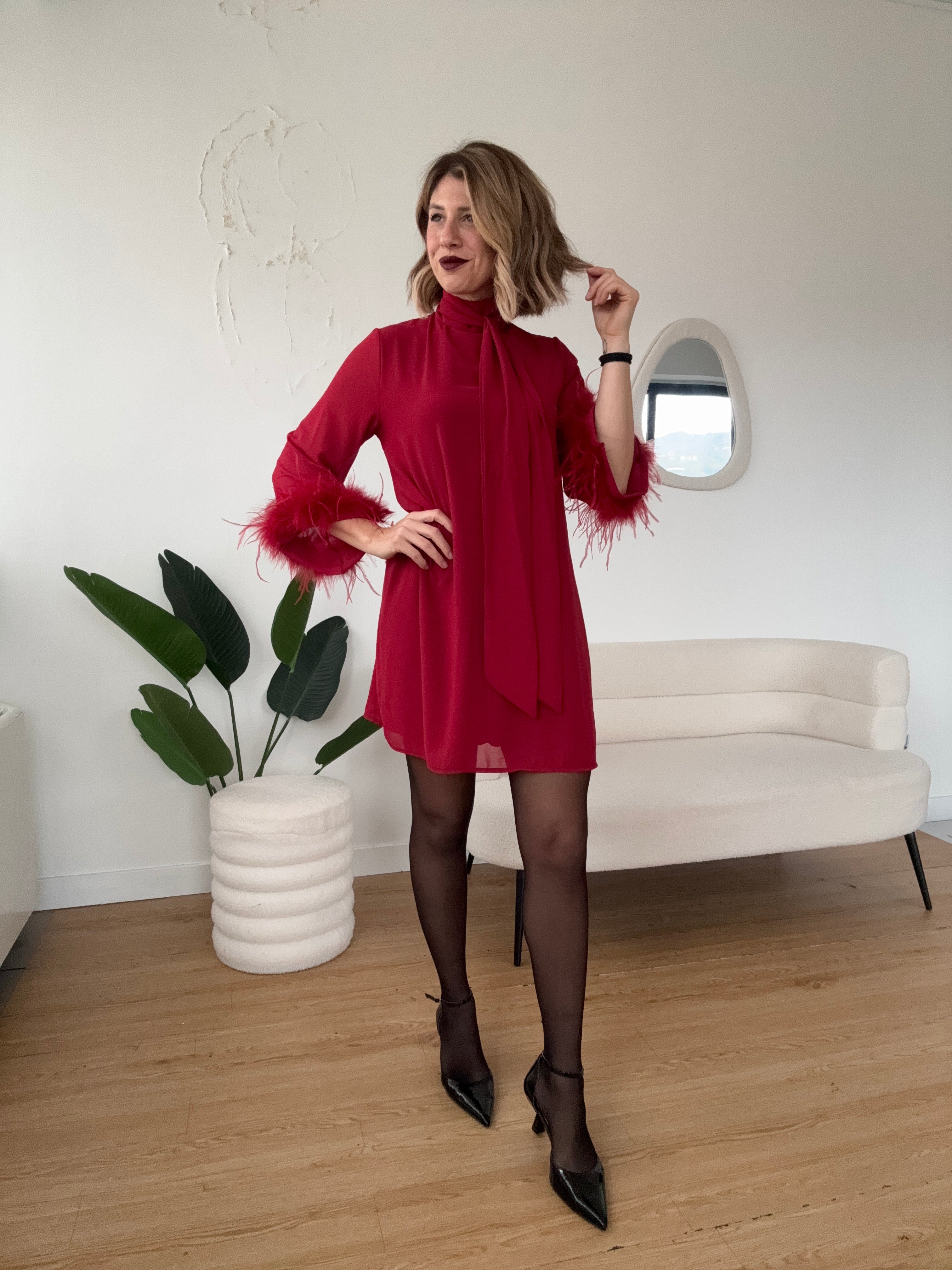 Abito scampanato con piume