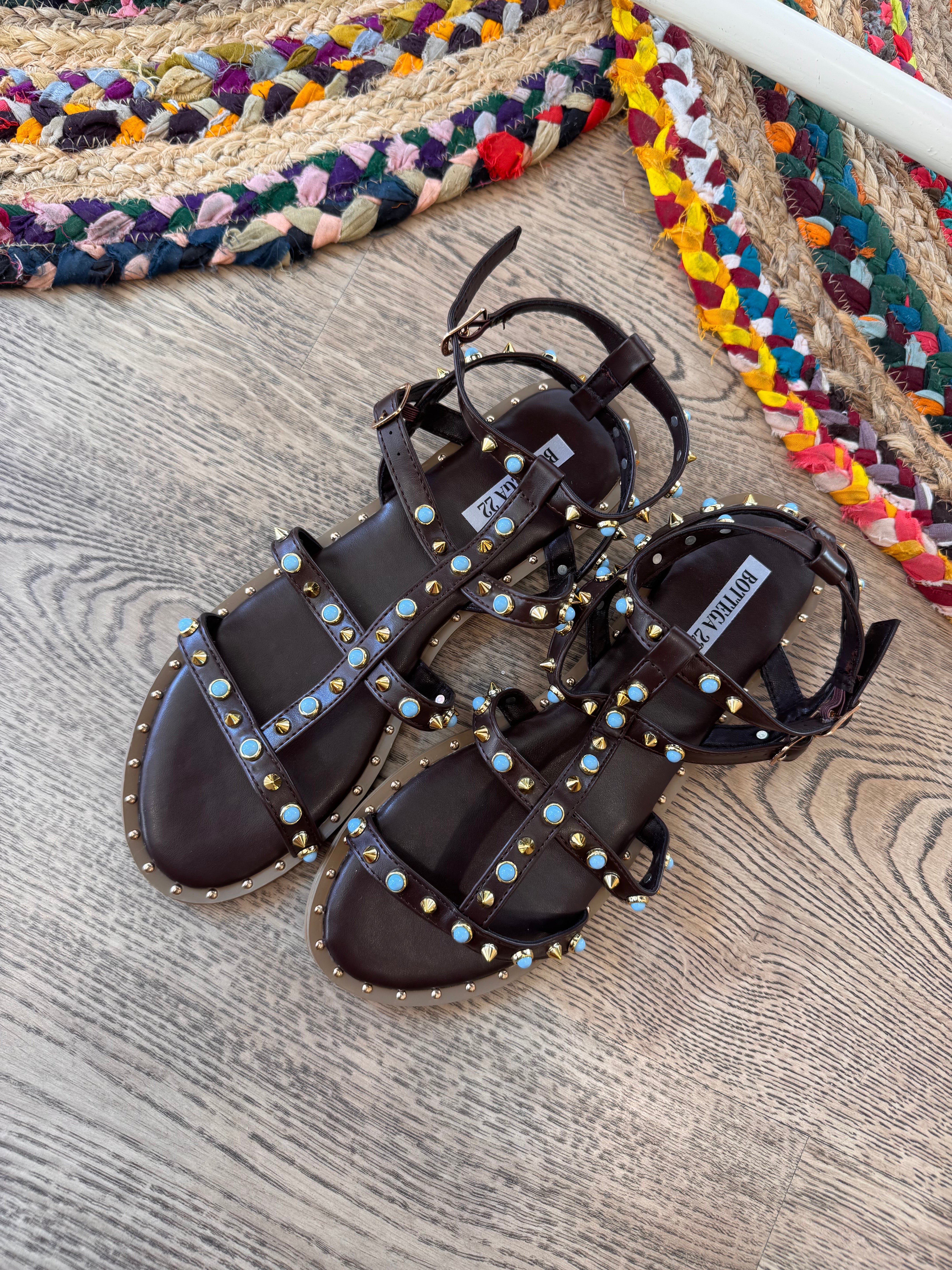 Sandalo basso marrone con borchie azzurre