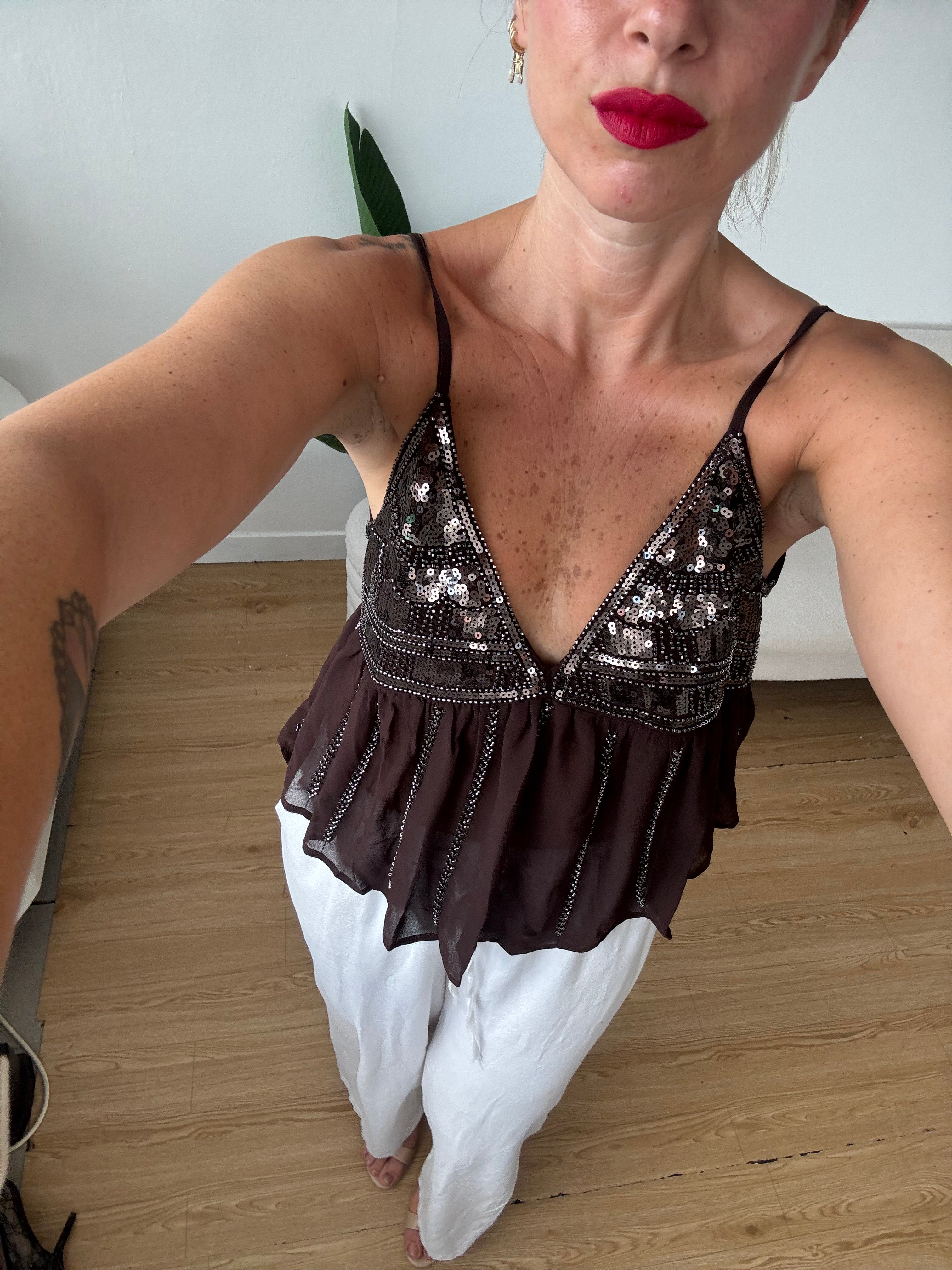 Top con balza e paillettes