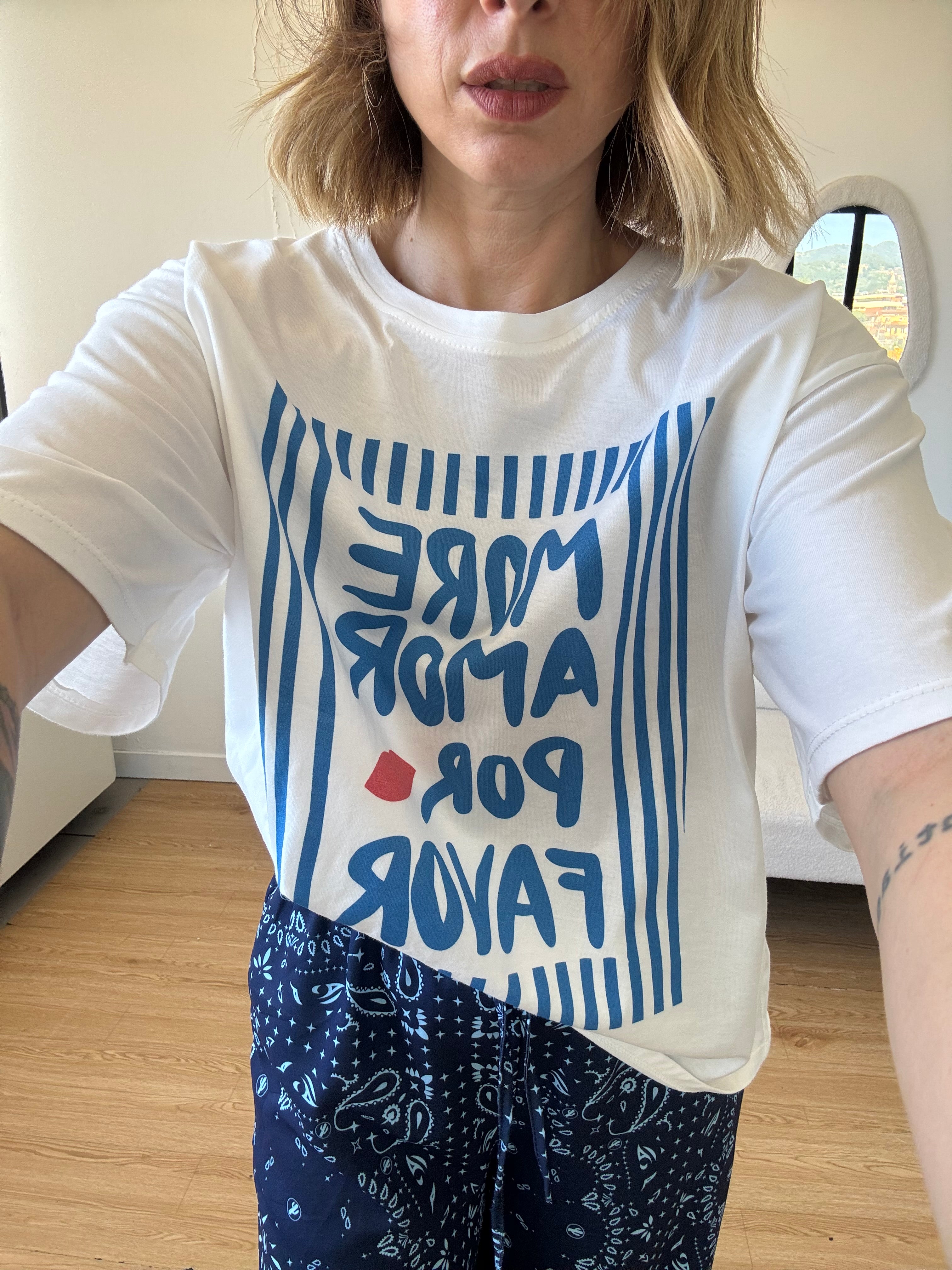 T-shirt oversize "mas amor por favor"