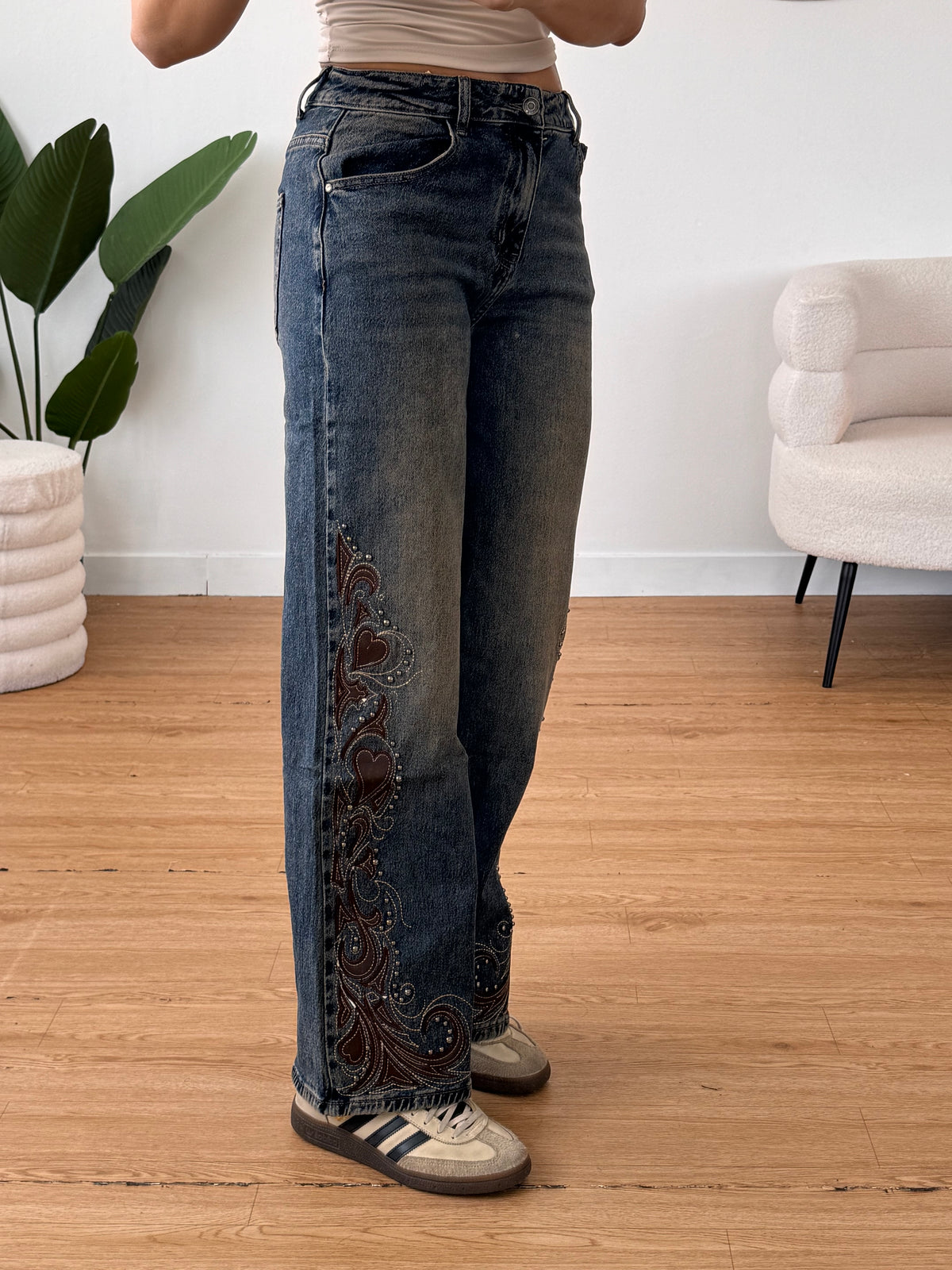 Jeans wide leg con ricami laterali in ecopelle