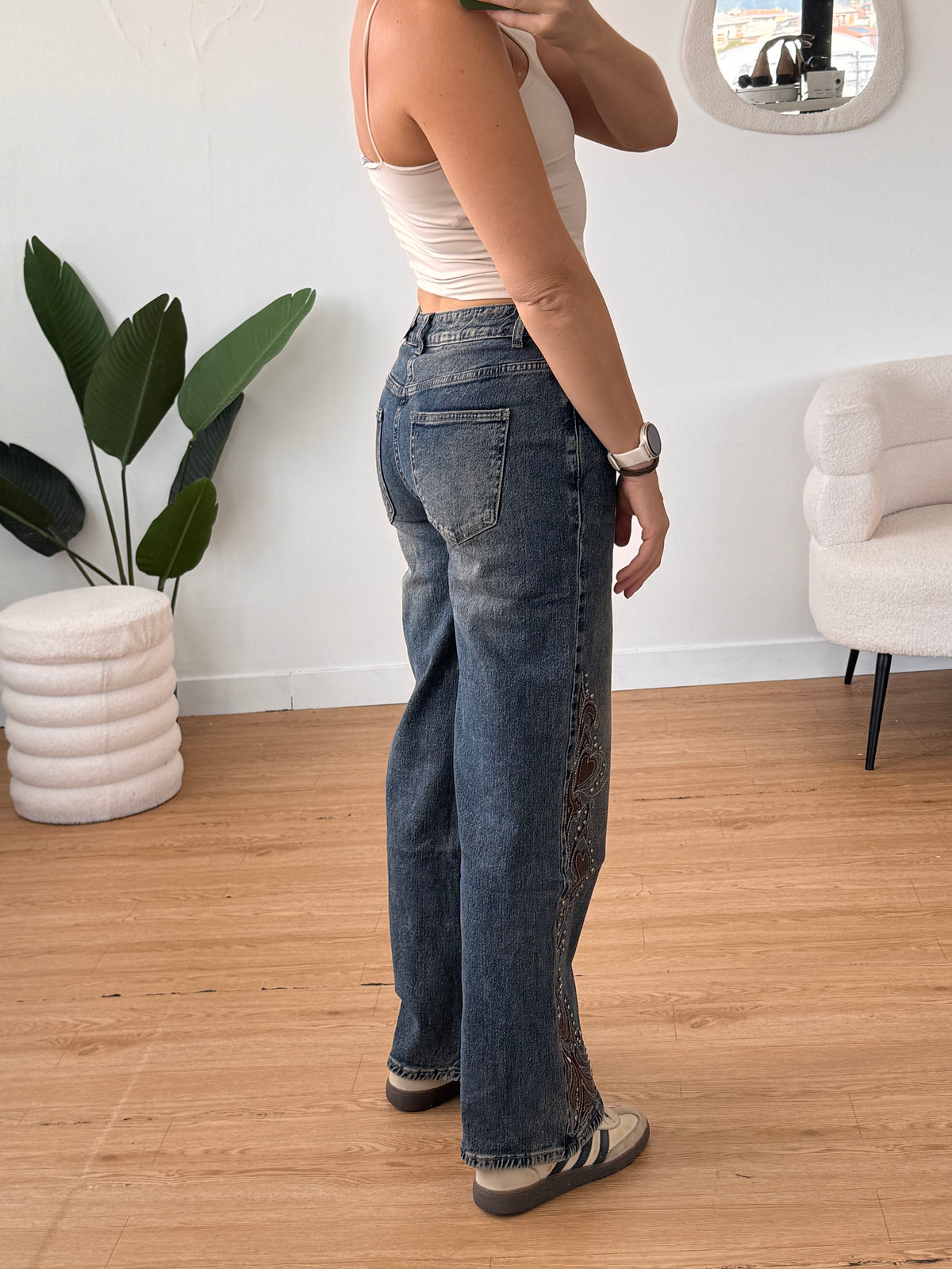 Jeans wide leg con ricami laterali in ecopelle