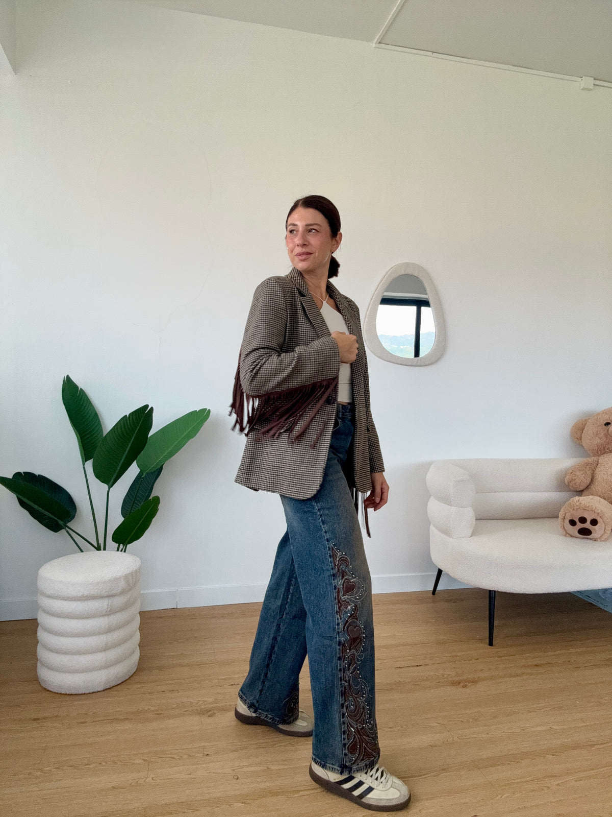 Jeans wide leg con ricami laterali in ecopelle