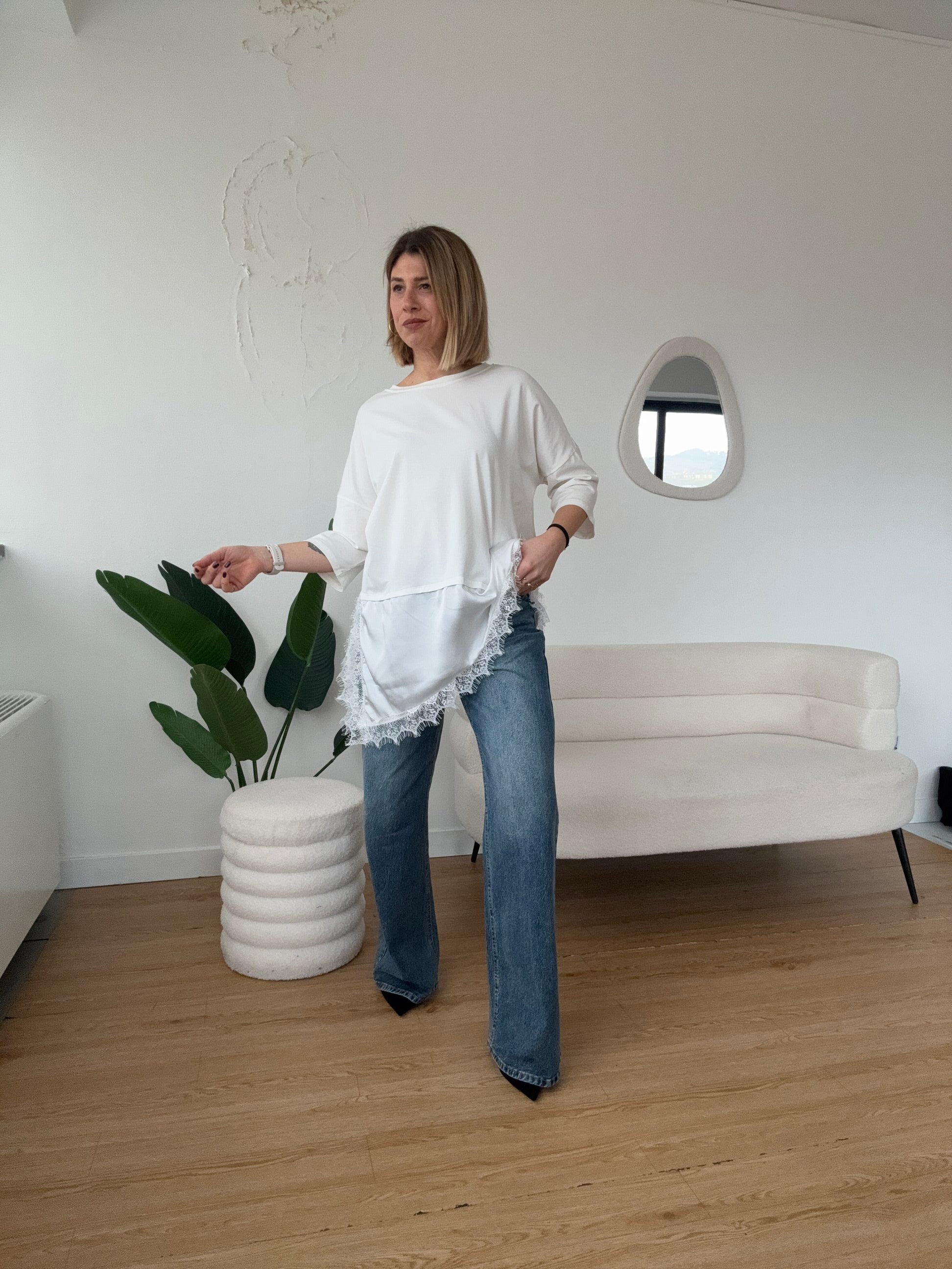 T-Shirt in cotone con balza effetto seta asimmetrica