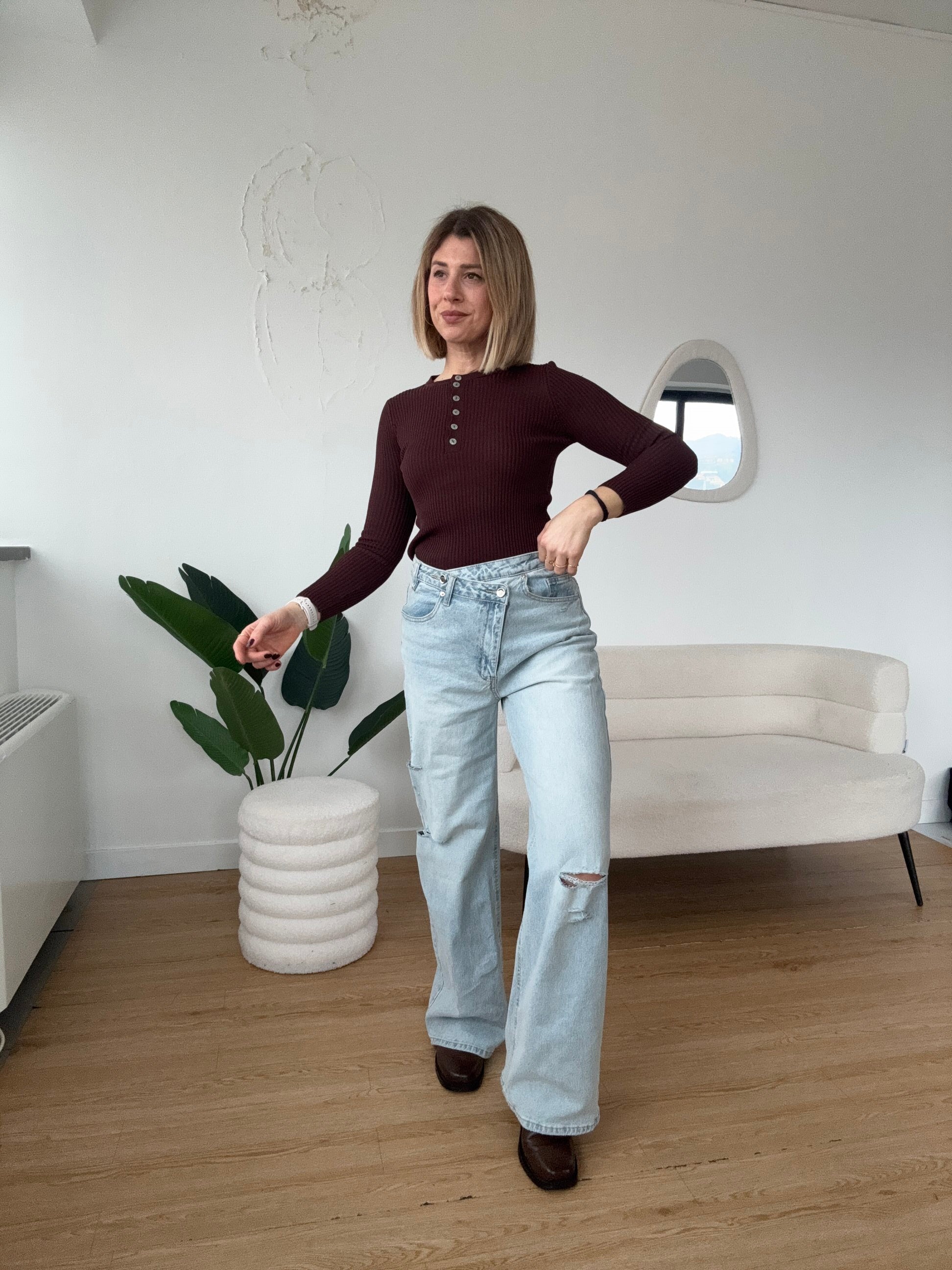 Maglia a costine con bottini frontali