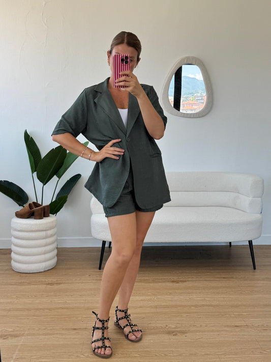 Tailleur con shorts in lino