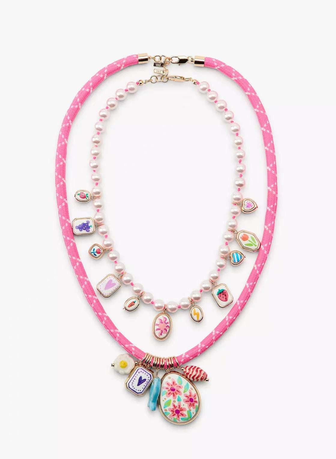 Doppia collana rosa con corda e ciondoli