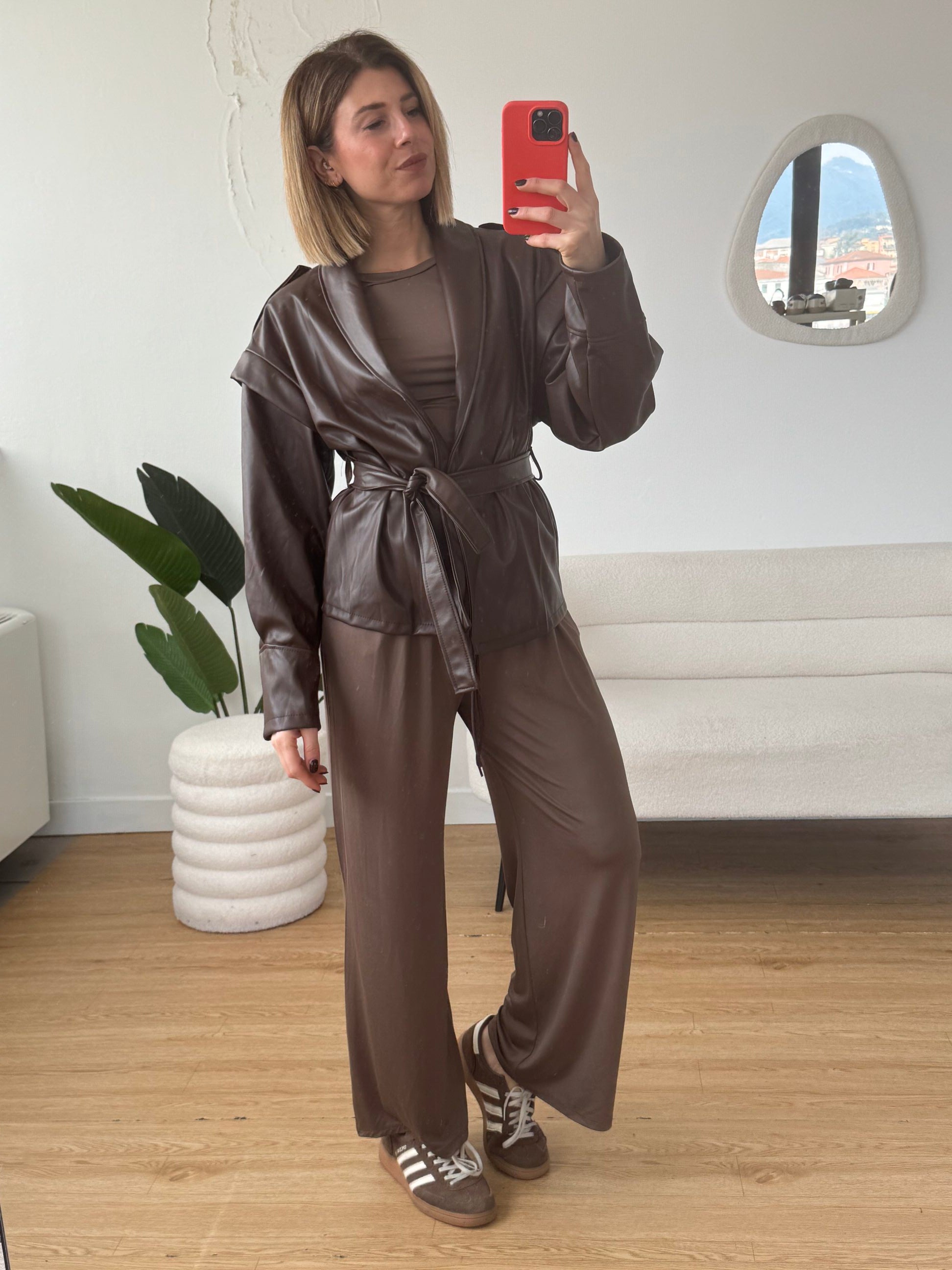 Giacca ecopelle con cintura dettaglio bottoni